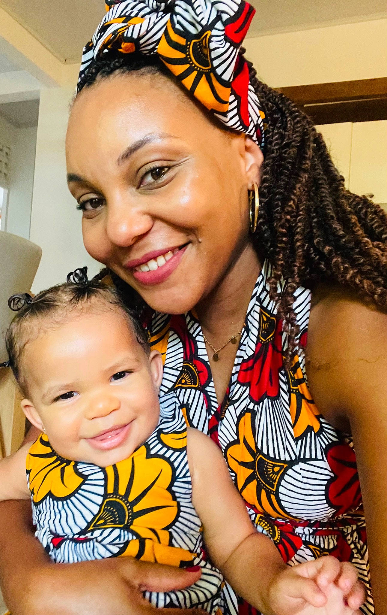 Camille participe au concours pour gagner de l'argent avec cette photo : baby_toddler_clothing, beauty, black_hair, chin, earrings, event, eyelash, facial_expression, fashion, fun, hair, hairstyle, happy, human, jewellery, joy, organ, person, skin, smile