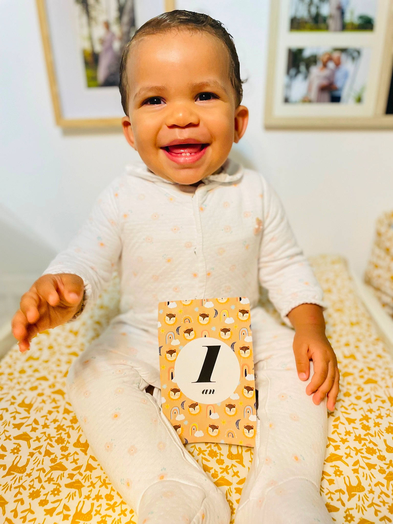 Camille participe au concours pour gagner de l'argent avec cette photo : baby, baby_toddler_clothing, bedding, child, comfort, facial_expression, happy, joy, linens, orange, outerwear, pattern, peach, person, picture_frame, play, room, sleeve, smile, t_shirt