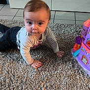 Esmeé a rejoint le concours — aidez-le/la à gagner de superbes lots ! baby, infant, child, crawling, carpet, rug, toy, toy_house, pink_toy, living_room, floor_tiles, cabinet, furniture, cute, portrait, hands, eyes, short_hair, looking_at_camera, playtime