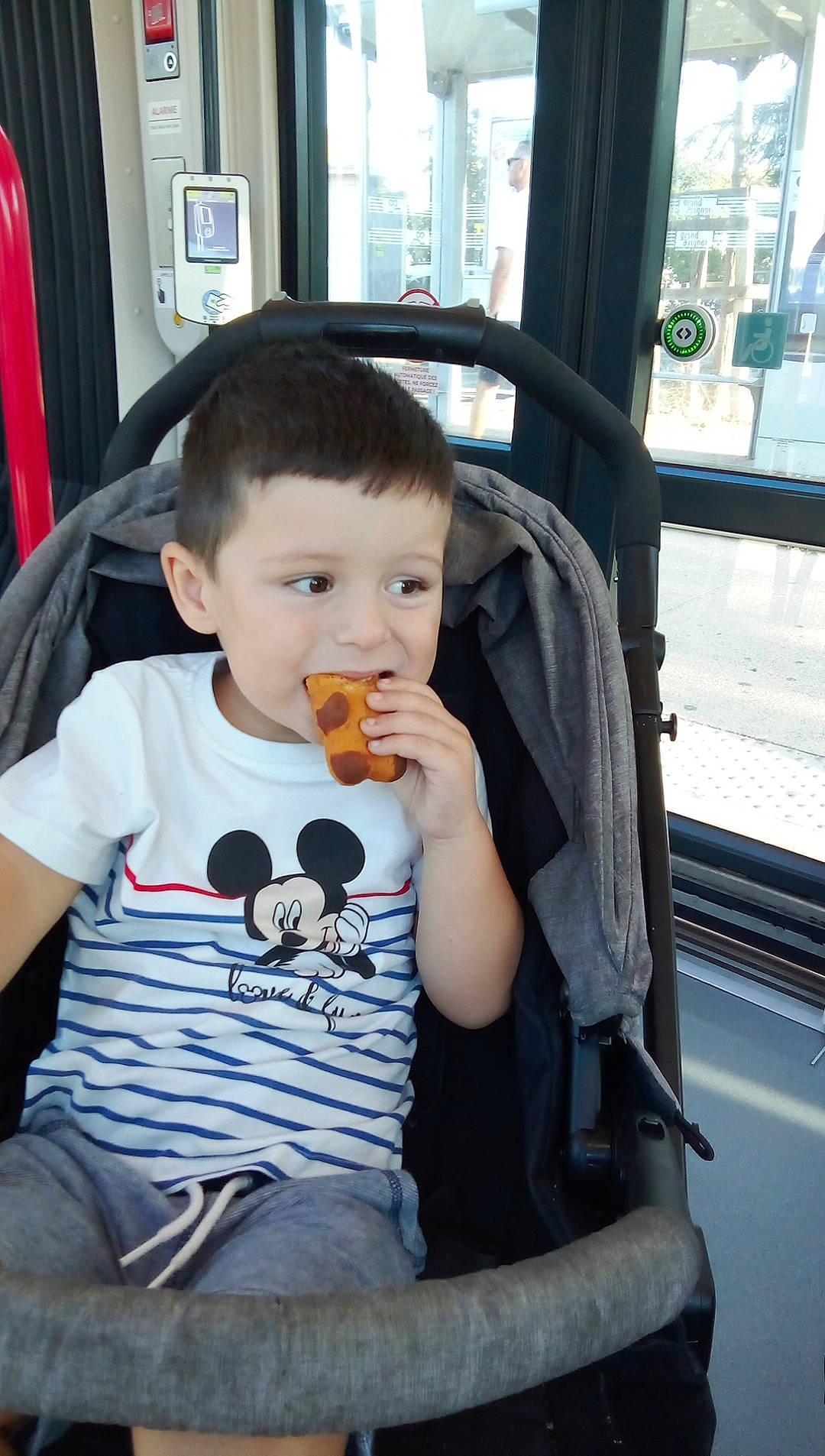 Tony a rejoint le concours — aidez-le/la à gagner de superbes lots ! baby, baby_toddler_clothing, chair, child, comfort_food, curtain, eating, fast_food, food, food_craving, fun, hairstyle, ice_cream, junk_food, person, sitting, tableware, toddler, vacation