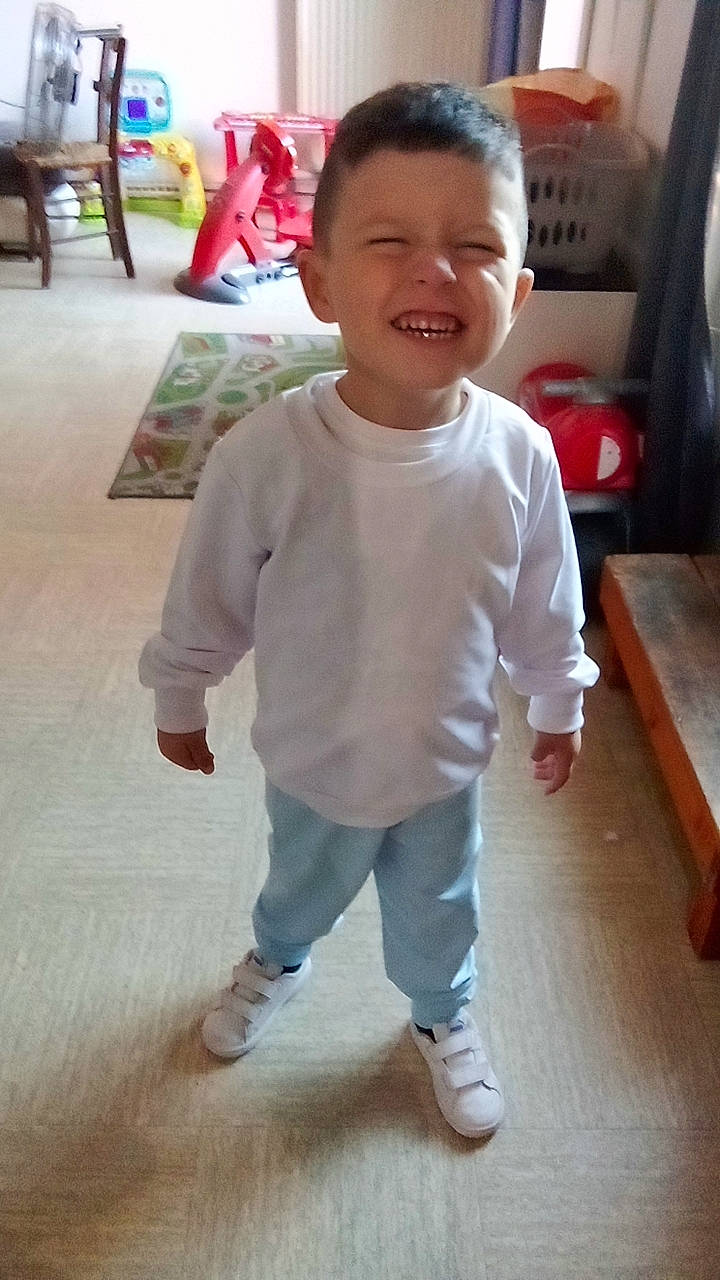 Tony a rejoint le concours — aidez-le/la à gagner de superbes lots ! baby, baby_toddler_clothing, cheek, child, floor, flooring, fun, happy, hardwood, head, joint, joy, leisure, nose, person, skin, sleeve, smile, t_shirt, toddler