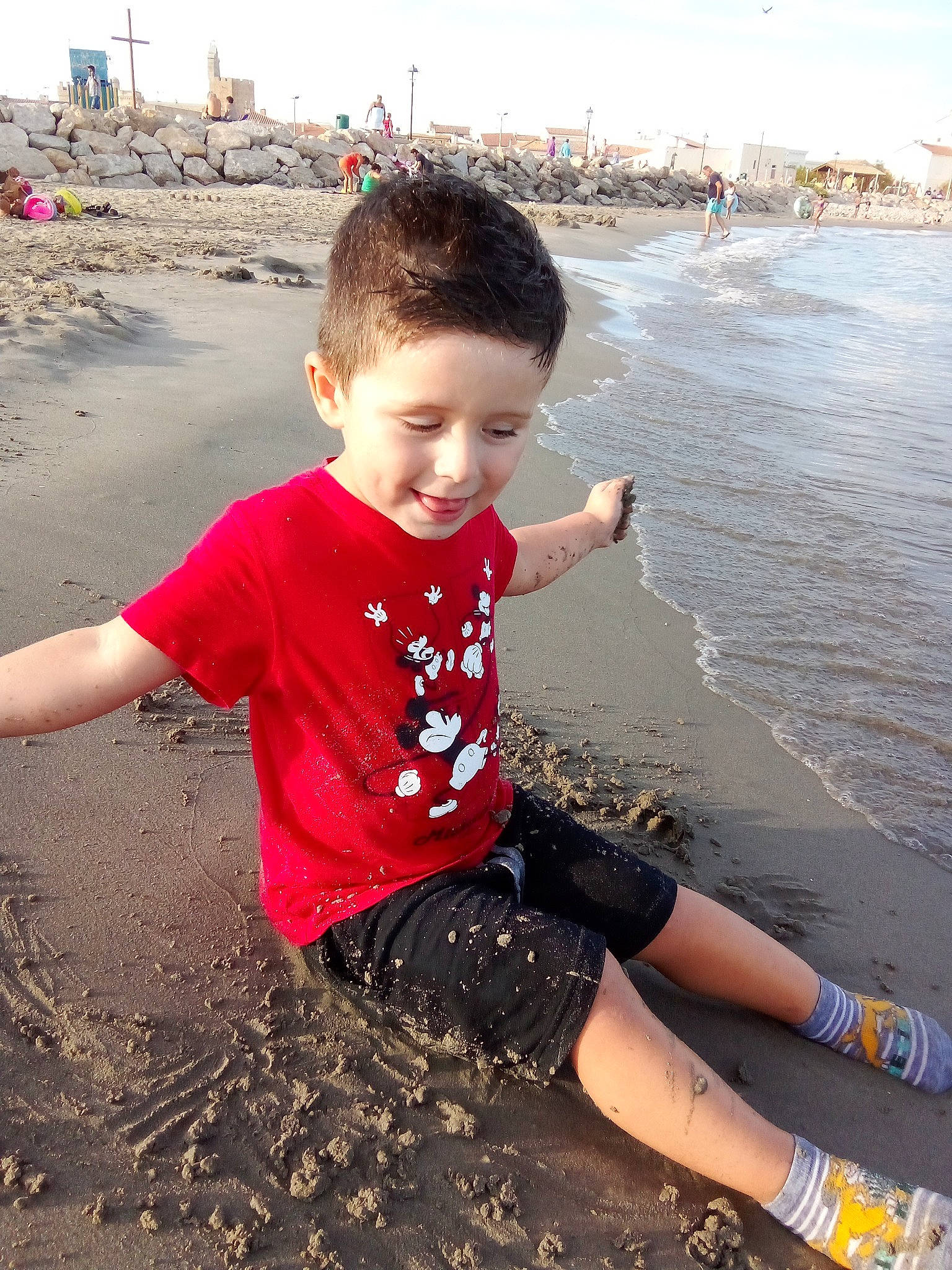 Tony participe au concours pour gagner de l'argent avec cette photo : beach, cloud, cool, fun, hairstyle, happy, joy, leisure, light, natural_environment, people_in_nature, people_on_beach, person, photograph, shore, sky, summer, t_shirt, toddler, travel