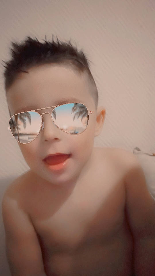 Tony participe au concours pour gagner de l'argent avec cette photo : black_hair, cheek, chest, chin, ear, eye, eye_glass_accessory, eyebrow, eyelash, eyewear, flash_photography, forehead, happy, iris, jaw, lip, neck, nose, person, toddler