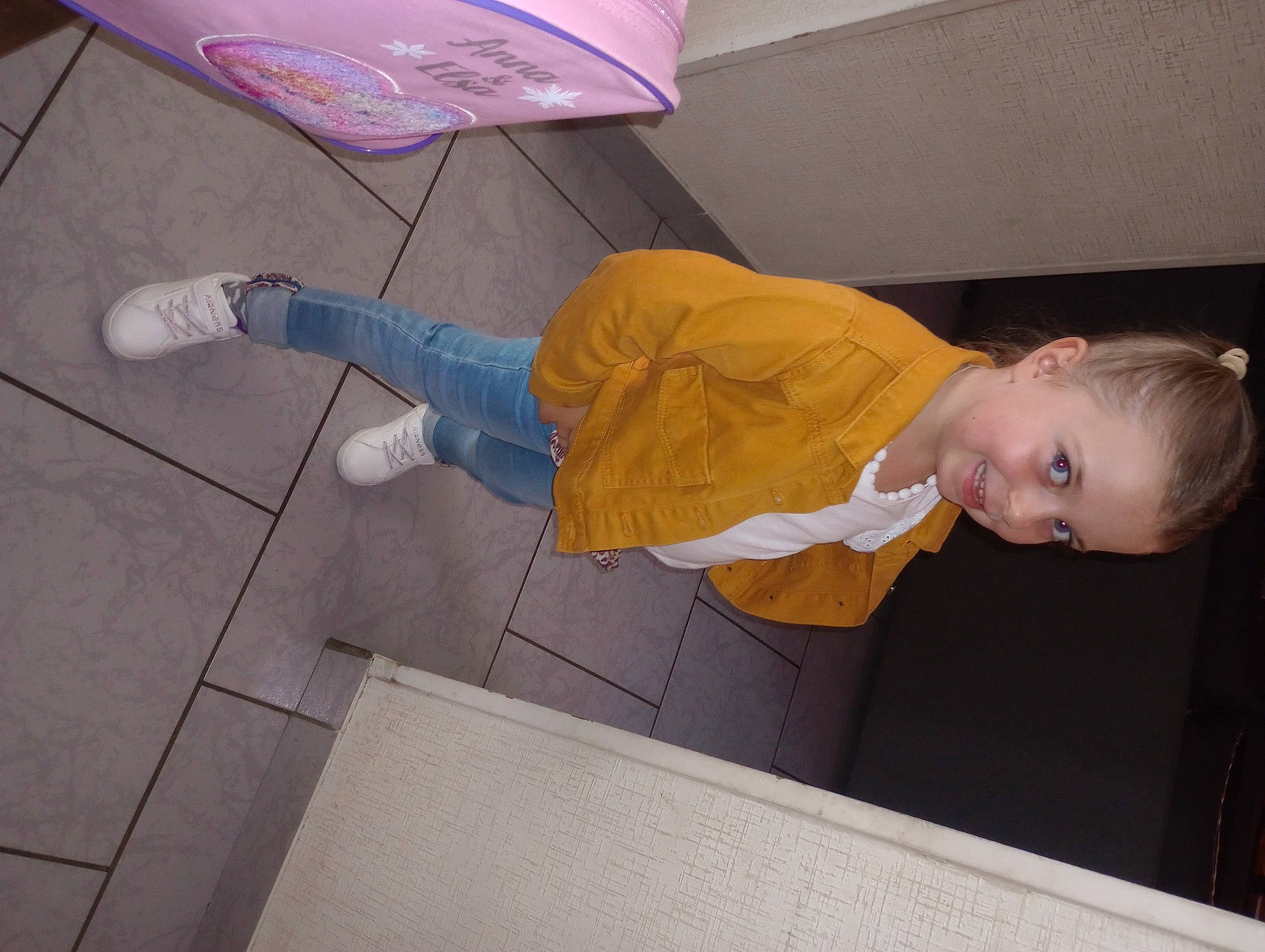 Lyvia participe au concours pour gagner de l'argent avec cette photo : baby, baby_toddler_clothing, child, cleanliness, comfort, floor, flooring, foot, fun, hardwood, human_leg, joy, knee, leg, person, room, sitting, sleeve, smile, thigh