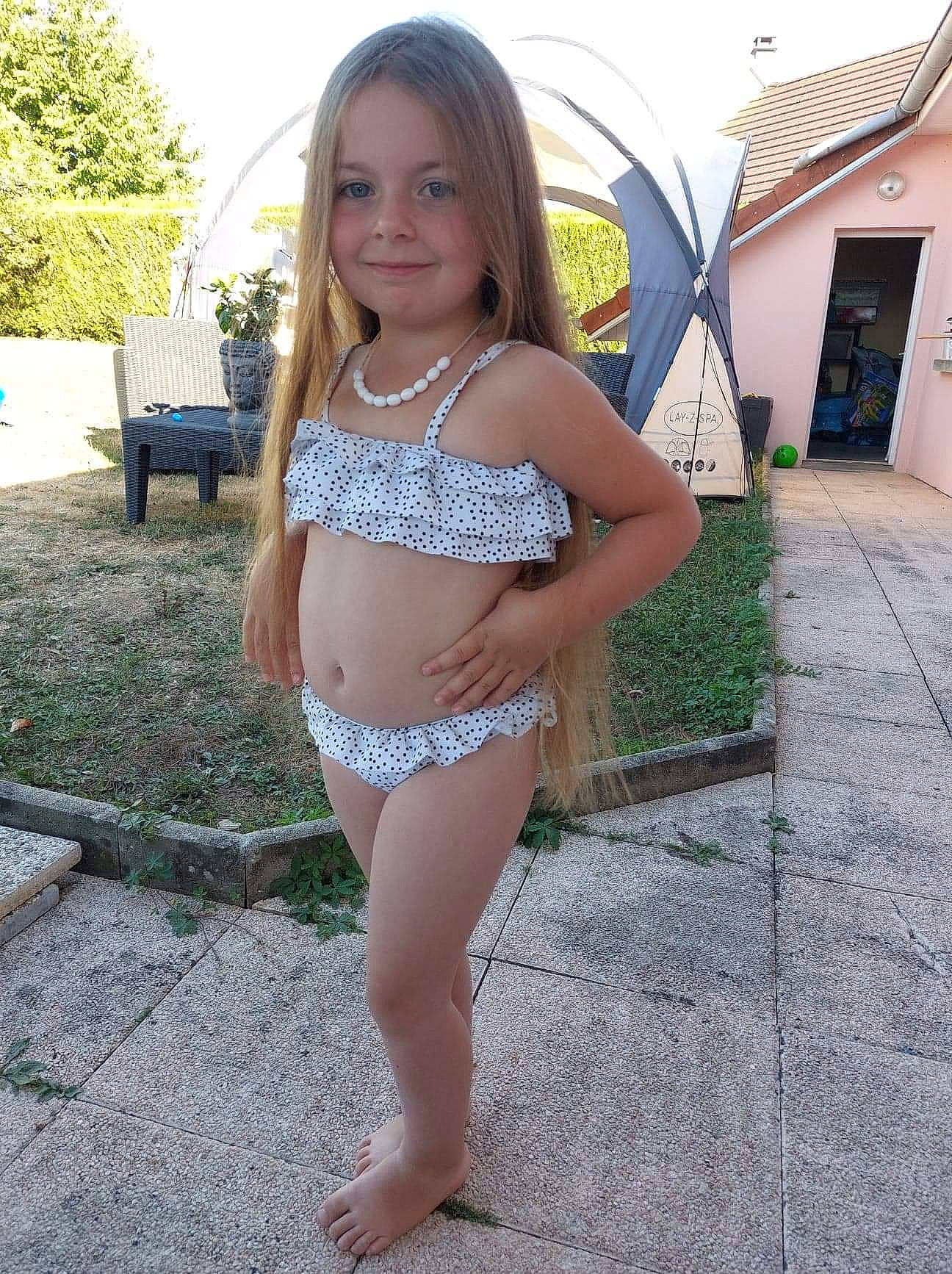 Lyvia a rejoint le concours — aidez-le/la à gagner de superbes lots ! brassiere, chest, fun, grass, hair, human_leg, joy, knee, leg, lingerie, lingerie_top, navel, person, plant, sky, smile, swimsuit_top, thigh, trunk, undergarment