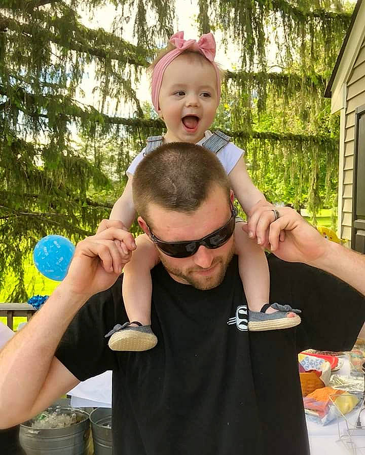 Alessandra is registered to the contest to win money with this photo: child, finger, fun, gesture, hand, person, play, smile, summer, vacation