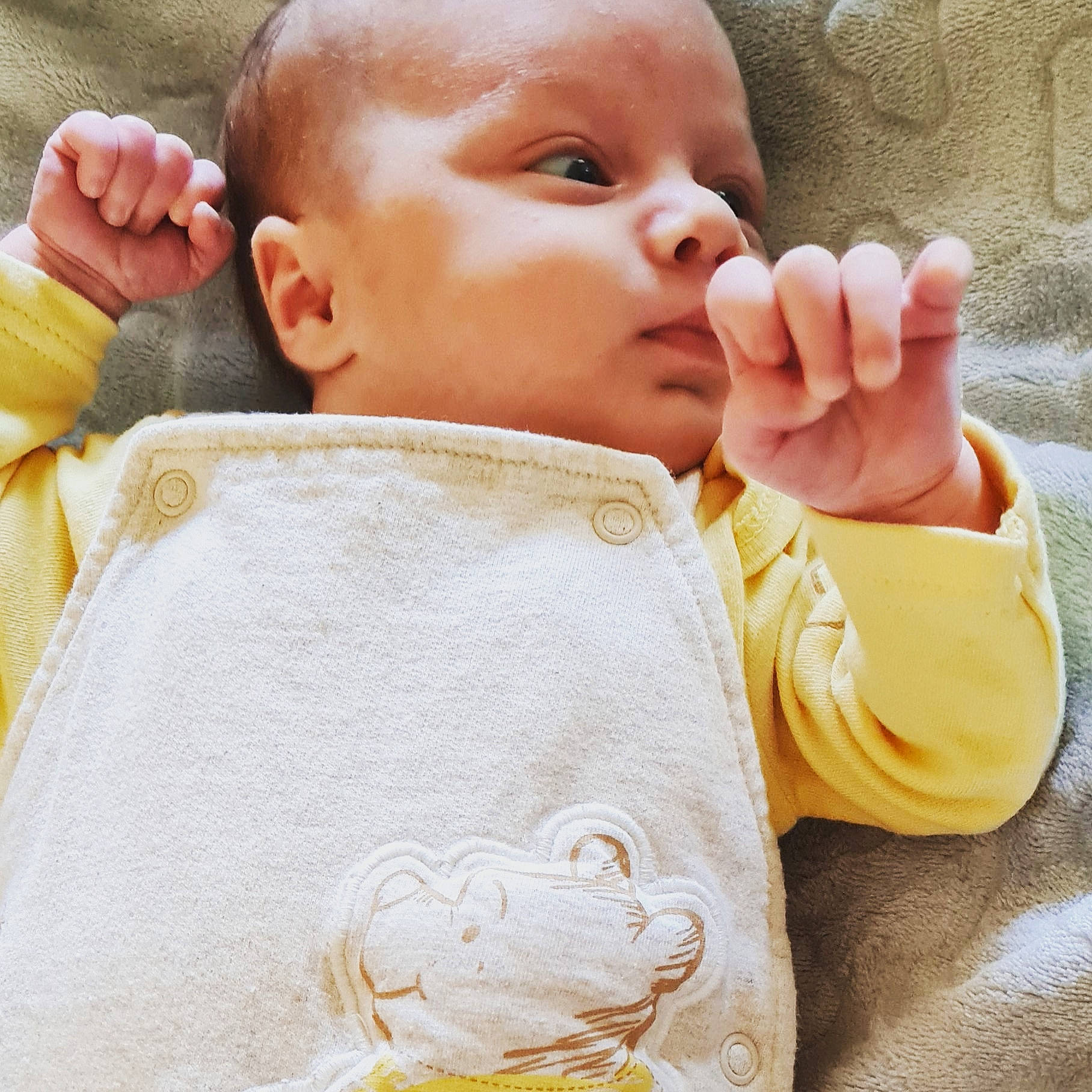 Mirko participe au concours pour gagner de l'argent avec cette photo : arm, baby, baby_sleeping, baby_toddler_clothing, cheek, chin, comfort, facial_expression, hand, head, joint, lip, mouth, neck, nose, outerwear, person, skin, sleeve, textile