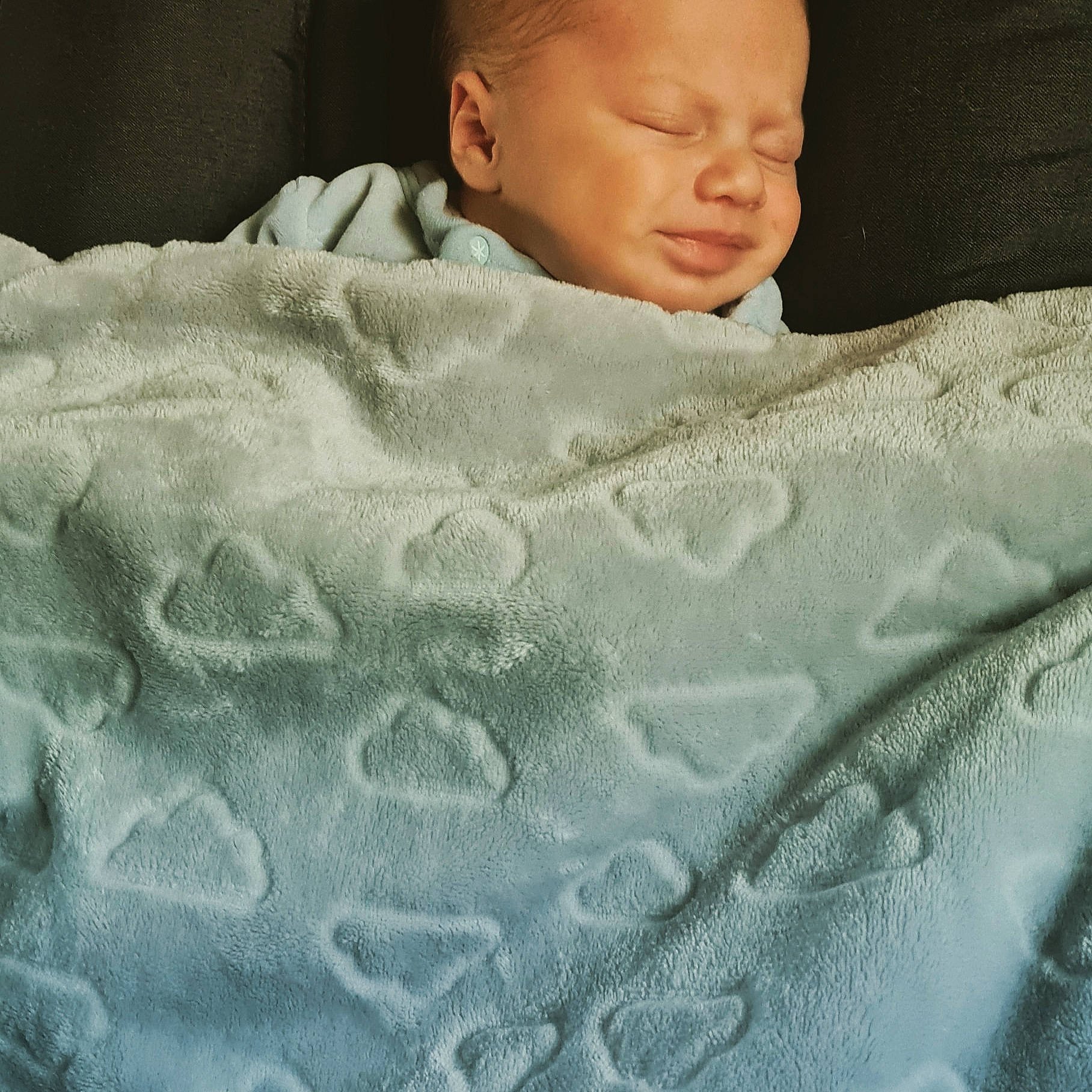 Mirko a rejoint le concours — aidez-le/la à gagner de superbes lots ! baby, bedding, blanket, chest, comfort, embellishment, flesh, fur, grey, linens, military_camouflage, pattern, person, sleeve, toddler, wood, wool