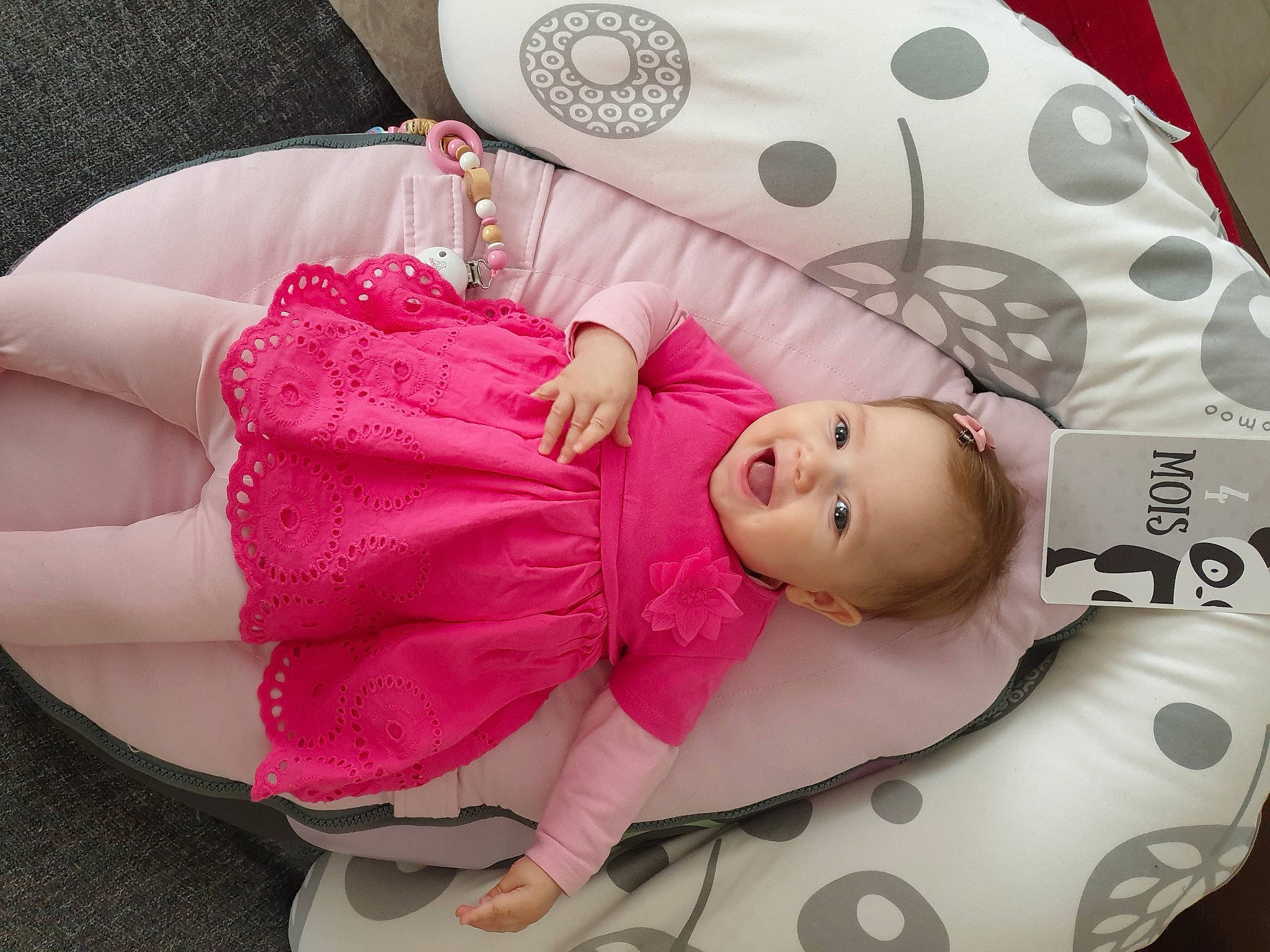 Kelly a rejoint le concours — aidez-le/la à gagner de superbes lots ! arm, baby, baby_products, baby_toddler_clothing, cheek, child, comfort, eyelash, fashion_accessory, linens, magenta, pattern, person, pink, room, skin, sleeve, textile, toddler, white