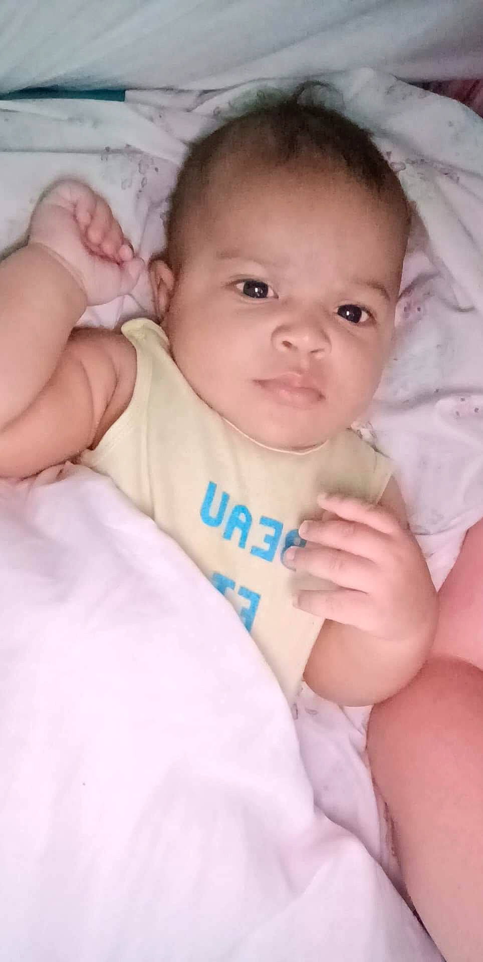 Kenaï participe au concours pour gagner de l'argent avec cette photo : baby, cheek, comfort, eye, eyebrow, finger, gesture, hand, happy, head, iris, lip, mouth, neck, nose, person, skin, smile, stomach, textile