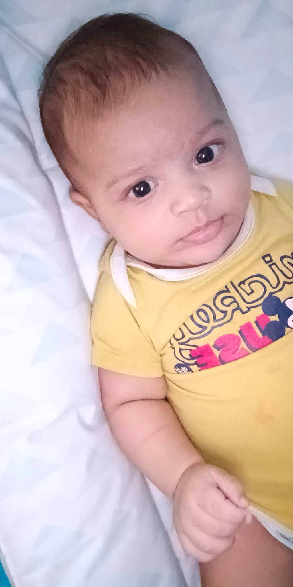 Kenaï a rejoint le concours — aidez-le/la à gagner de superbes lots ! arm, baby, baby_toddler_clothing, cheek, child, comfort, eyebrow, eyelash, finger, hand, happy, iris, lip, neck, nose, person, sitting, skin, sleeve, stomach