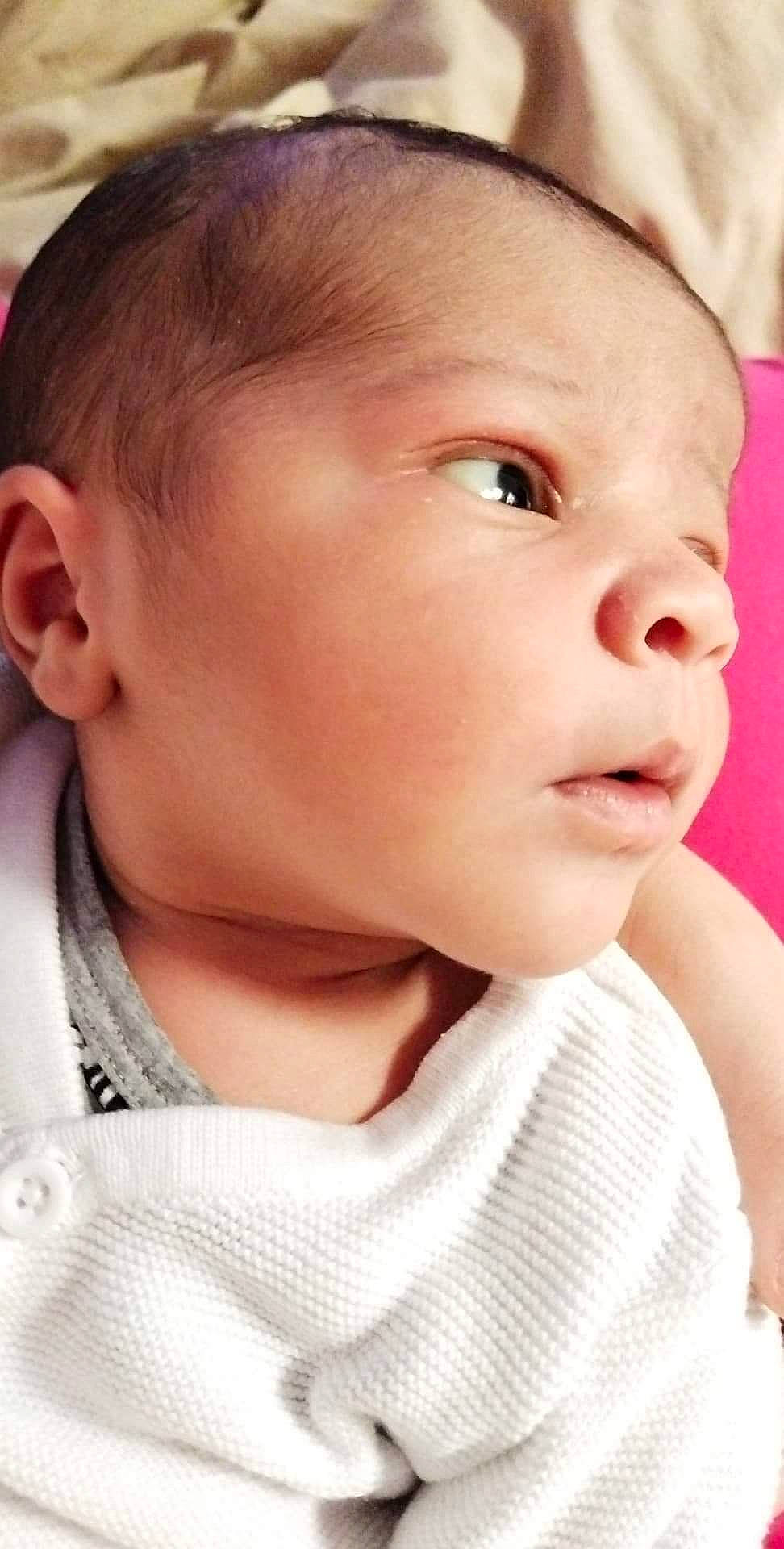 Kenaï a rejoint le concours — aidez-le/la à gagner de superbes lots ! baby, baby_toddler_clothing, cheek, child, comfort, ear, eye, eyebrow, eyelash, happy, human_body, iris, lip, mouth, neck, no_expression, nose, person, skin, sleeve