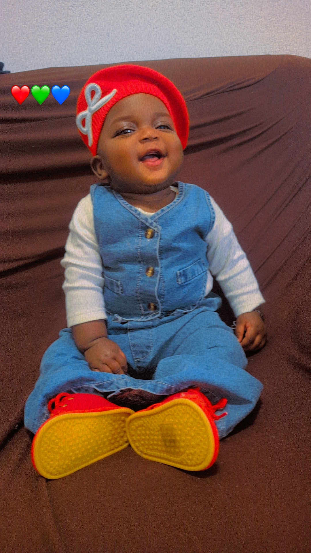Fatoumata participe au concours pour gagner de l'argent avec cette photo : baby, child, denim_outfit, red_beret, smiling, sitting, couch, indoors, happy, heart_emoji, colorful, clothing, footwear, red_shoes, yellow_sol, portrait, cute, infant, casual, cozy