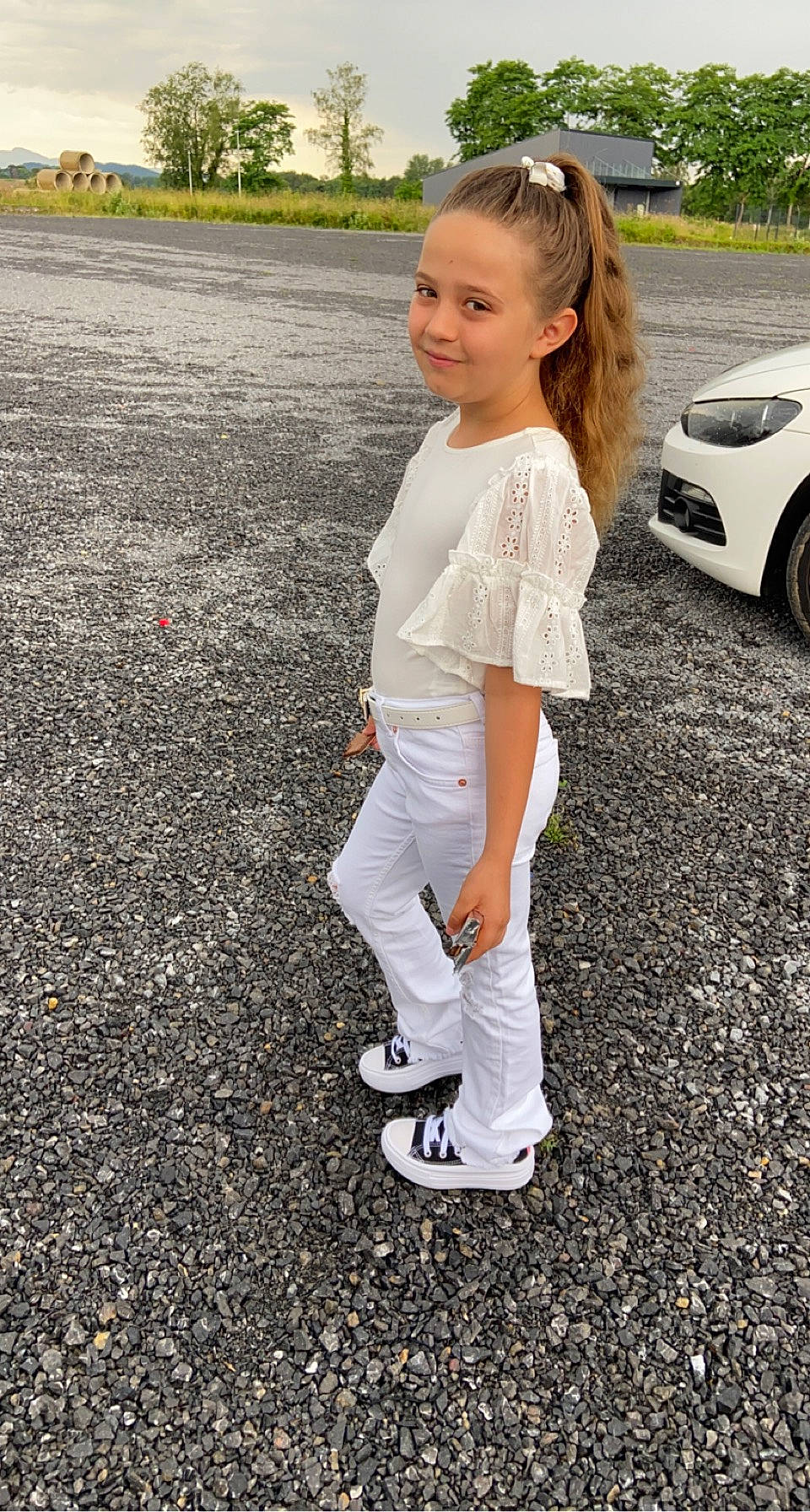 Chaynès participe au concours pour gagner de l'argent avec cette photo : asphalt, automotive_design, automotive_exterior, automotive_lighting, automotive_tire, bumper, car, eyewear, grass, happy, human_leg, joy, motor_vehicle, person, personal_luxury_car, plant, tire, toddler, tree, vehicle