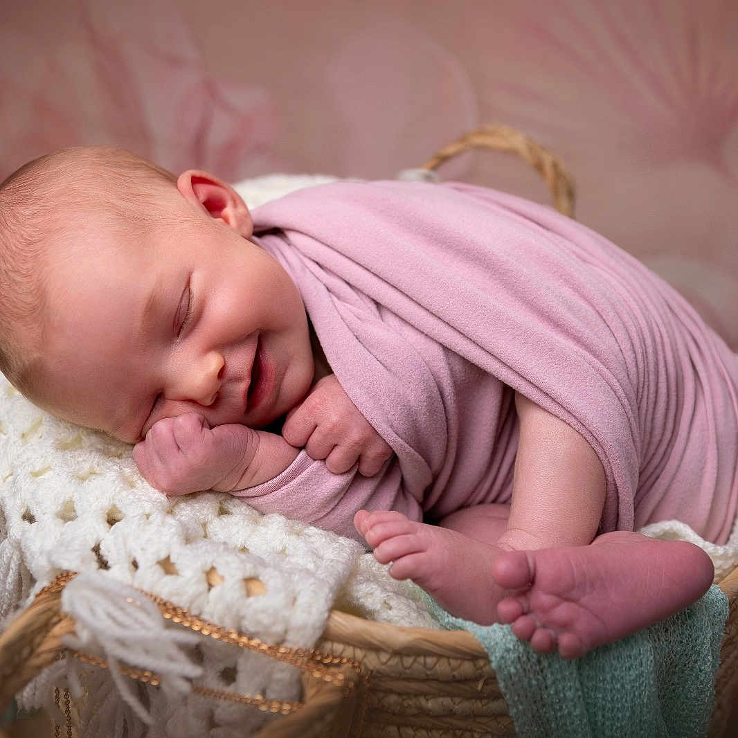 Aylee participe au concours pour gagner de l'argent avec cette photo : baby, basket, bed, blanket, bodypart, bonnet, cradle, crib, face, finger, furniture, hand, head, infantbed, newborn, person, photography, portrait, sleeping, towel