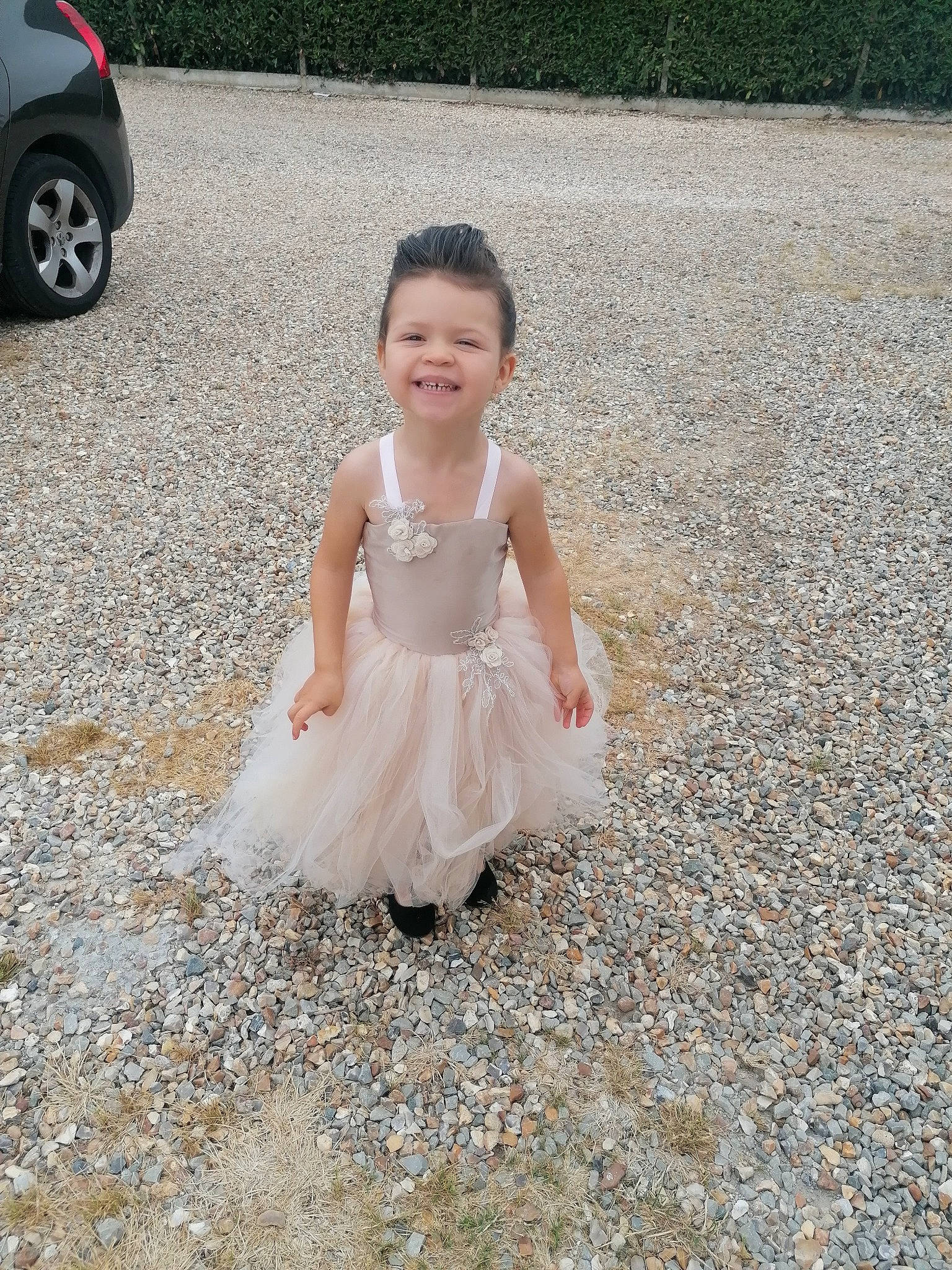 Roselia a rejoint le concours — aidez-le/la à gagner de superbes lots ! asphalt, baby, baby_toddler_clothing, child, dress, fun, grass, hand, happy, head, joy, leg, people_in_nature, person, public_space, road, road_surface, sand, smile, tire