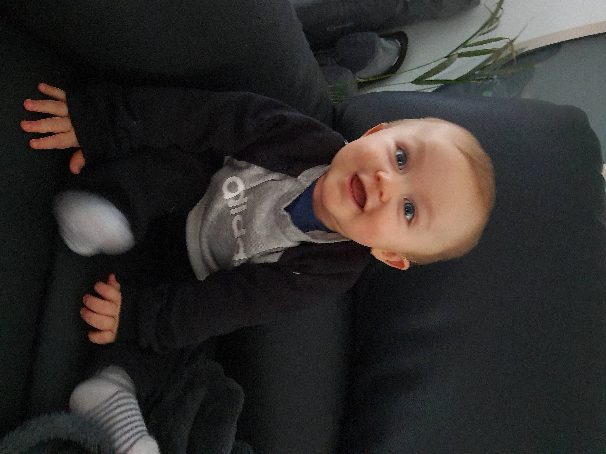 Hugo participe au concours pour gagner de l'argent avec cette photo : auto_part, baby, baby_toddler_clothing, cheek, child, comfort, flash_photography, foot, fun, gesture, human_leg, luxury_vehicle, person, room, sitting, sleeve, smile, thumb, toddler, tree