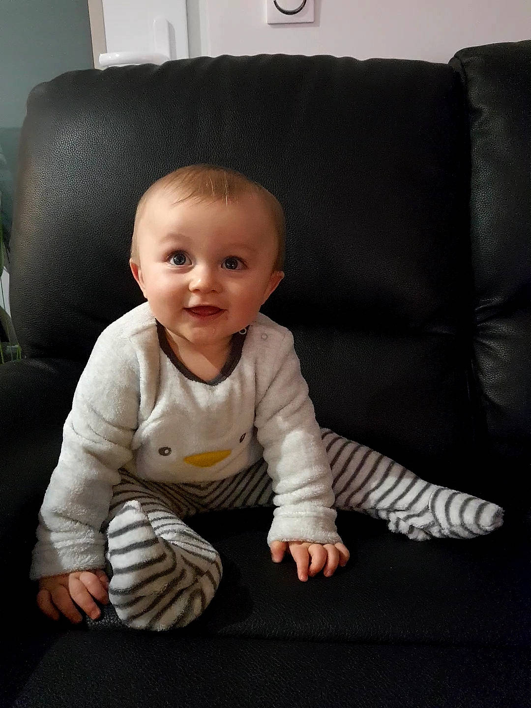 Hugo a rejoint le concours — aidez-le/la à gagner de superbes lots ! baby, baby_toddler_clothing, cheek, child, comfort, face, facial_expression, flash_photography, floor, flooring, fun, head, joy, person, product, room, sitting, skin, sleeve, smile