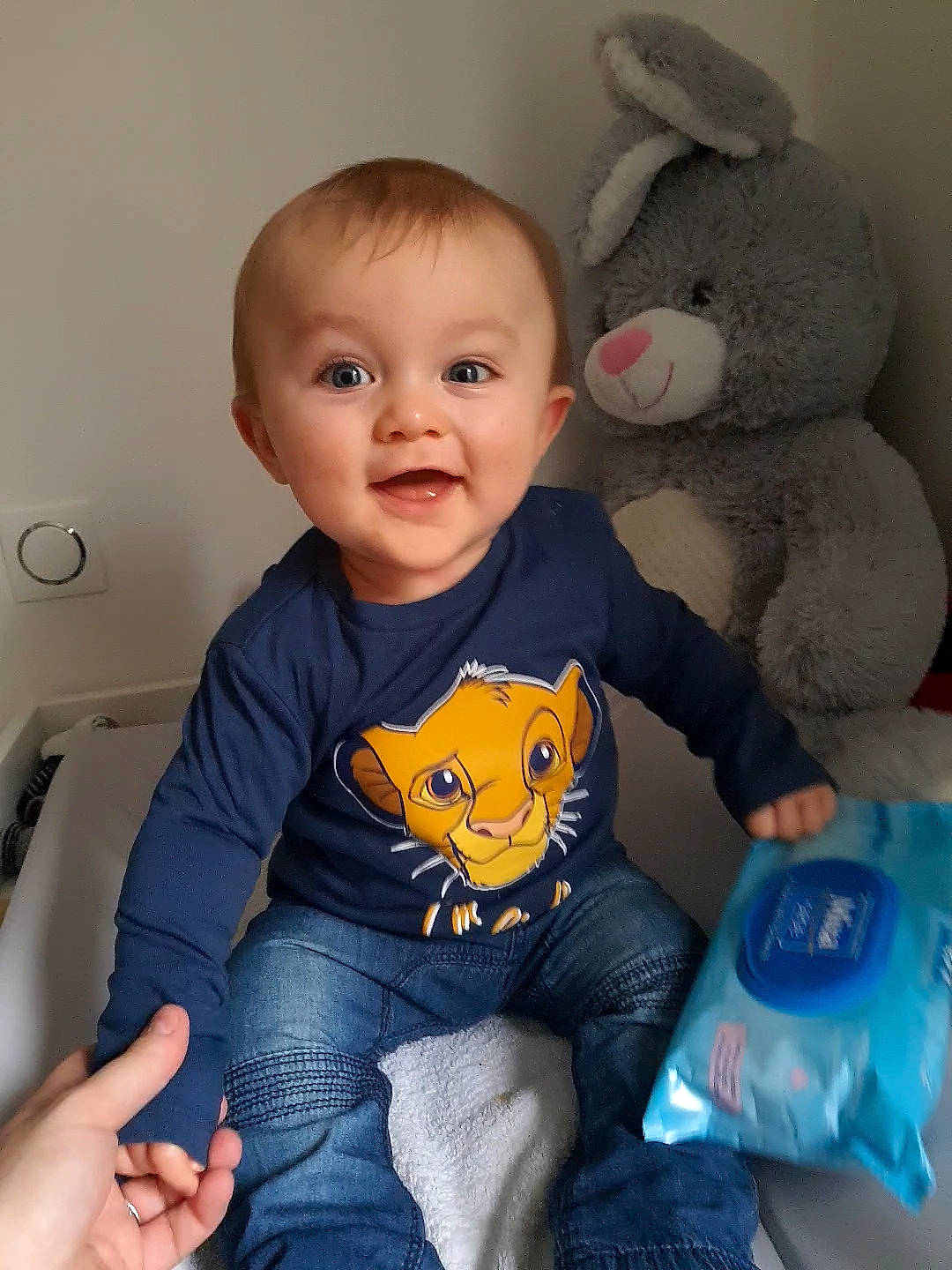 Hugo a rejoint le concours — aidez-le/la à gagner de superbes lots ! baby, baby_playing_with_toys, baby_toddler_clothing, blue, cheek, child, comfort, facial_expression, finger, happy, organ, person, sitting, skin, sleeve, smile, t_shirt, textile, toddler, toy