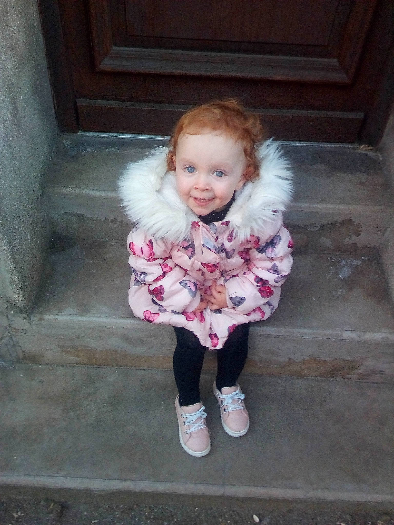 Salomé a rejoint le concours — aidez-le/la à gagner de superbes lots ! child, fur, joy, outerwear, person, shoe, toddler