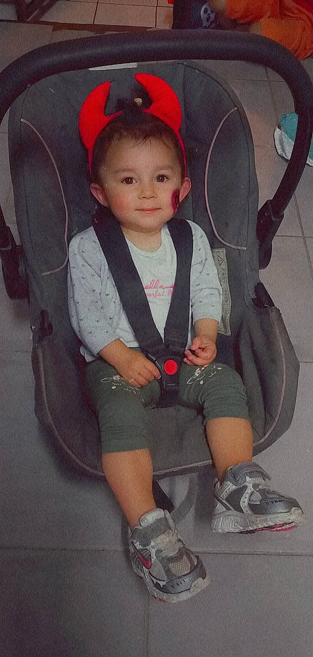 Inaya participe au concours pour gagner de l'argent avec cette photo : arm, baby_carriage, black, chair, child, cool, eye, face, fun, hair, hairstyle, head, organ, people, person, shoe, smile, sneakers, thigh, toddler