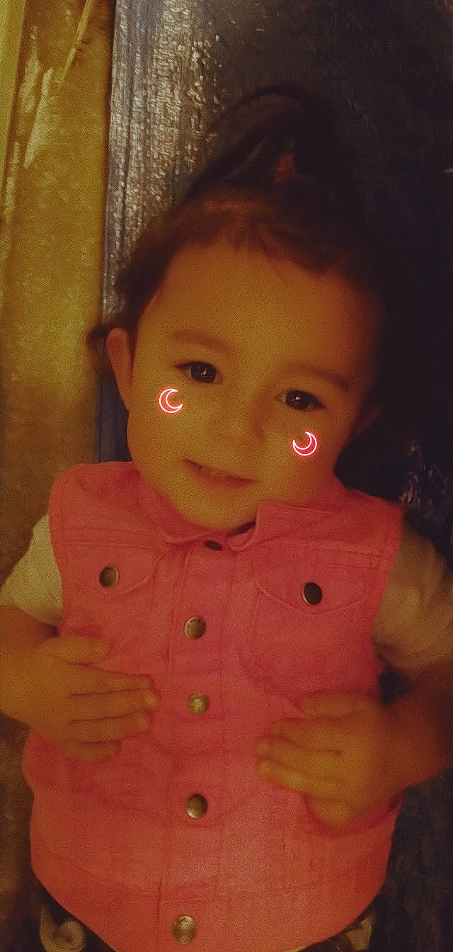 Inaya participe au concours pour gagner de l'argent avec cette photo : baby_toddler_clothing, cheek, chin, collar, eyebrow, eyelash, facial_expression, fun, gesture, happy, human_body, iris, lip, mouth, nose, person, skin, sleeve, smile, thumb