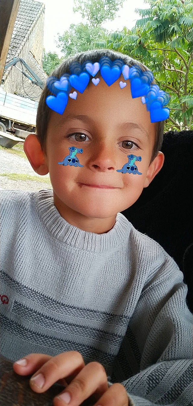 Alenzo participe au concours pour gagner de l'argent avec cette photo : audio_equipment, baby_toddler_clothing, blue, cap, child, electric_blue, eyelash, fashion_accessory, forehead, fun, hair_accessory, hairstyle, headpiece, jewellery, joy, person, personal_protective_equipment, portrait_photography