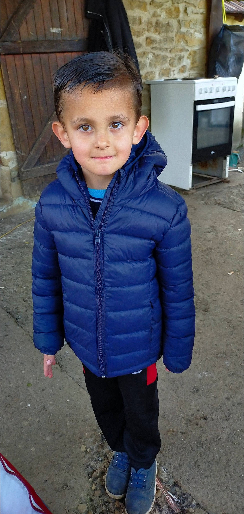 Alenzo participe au concours pour gagner de l'argent avec cette photo : child, clothing, collar, denim, electric_blue, eye, face, fur, hair, head, home_appliance, hood, iris, jacket, joy, neck, person, sleeve, t_shirt, television