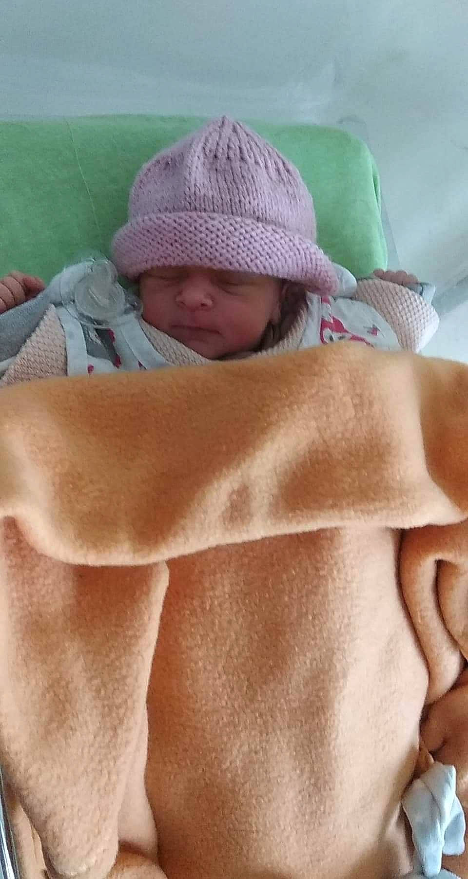 Vayana a rejoint le concours — aidez-le/la à gagner de superbes lots ! baby, baby_sleeping, bedding, bedtime, beige, blanket, cap, child, comfort, headwear, linens, peach, person, sleeve, textile, thumb, toddler, towel, wool