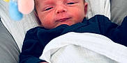 Milo a rejoint le concours — aidez-le/la à gagner de superbes lots ! baby, baby_seat, blanket, child, closeup, clothing, cozy, cushion, cute, face, hand, head, indoors, infant, newborn, pastel_colors, portrait, resting, sleepy, soft_toys