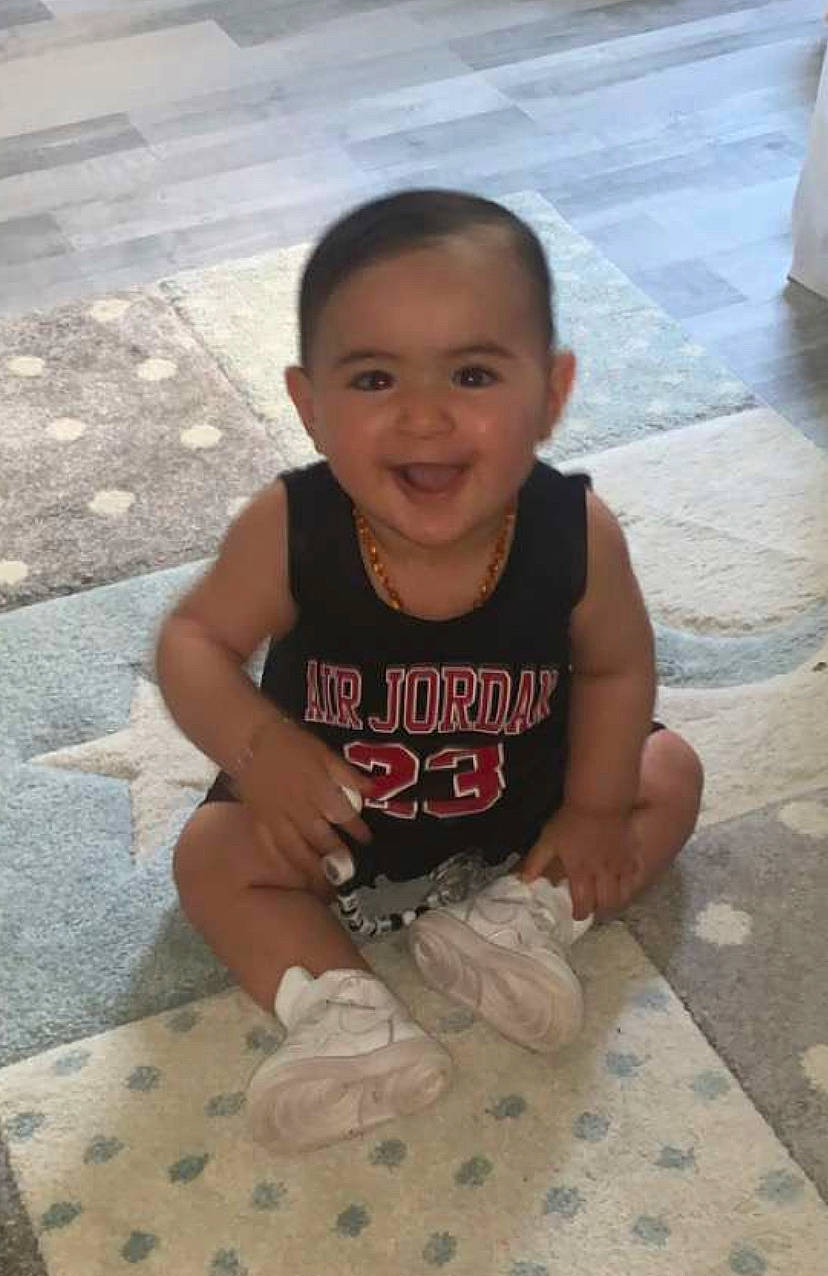 Naïm participe au concours pour gagner de l'argent avec cette photo : baby_toddler_clothing, cheek, child, floor, flooring, fun, hairstyle, hand, happy, head, human_leg, iris, joy, leisure, mouth, person, road_surface, skin, smile, thigh