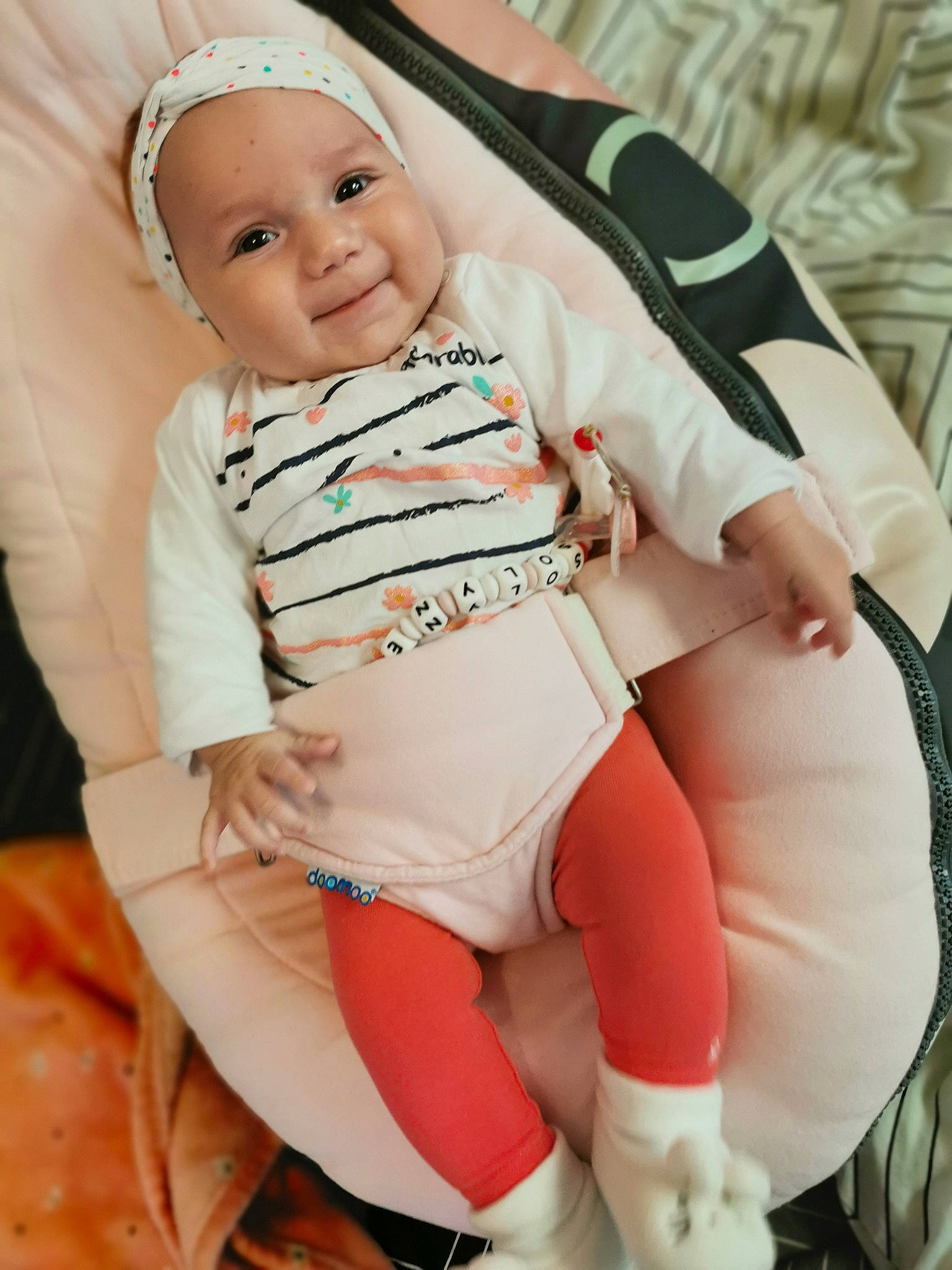 Solyne participe au concours pour gagner de l'argent avec cette photo : baby, baby_carriage, baby_products, cheek, child, child_model, joy, leg, person, product, skin, toddler