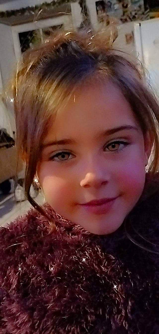 Sherley participe au concours pour gagner de l'argent avec cette photo : blond, brown_hair, cheek, chin, eyebrow, eyelash, flash_photography, grass, happy, iris, jaw, joy, layered_hair, lip, long_hair, nose, person, plant, selfie, smile