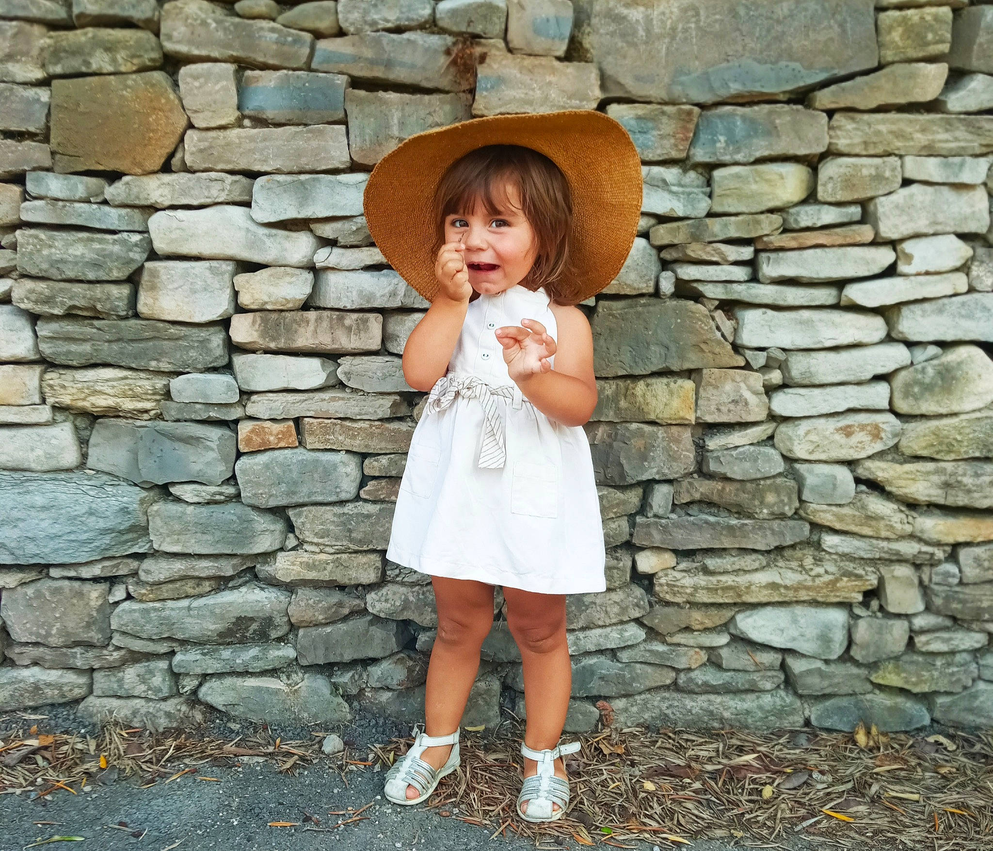 Cécilia a rejoint le concours — aidez-le/la à gagner de superbes lots ! arm, beauty, day_dress, dress, fashion_design, flash_photography, happy, hat, human_leg, knee, one_piece_garment, pattern, person, skin, sleeve, standing, street_fashion, sun_hat, toddler, vintage_clothing