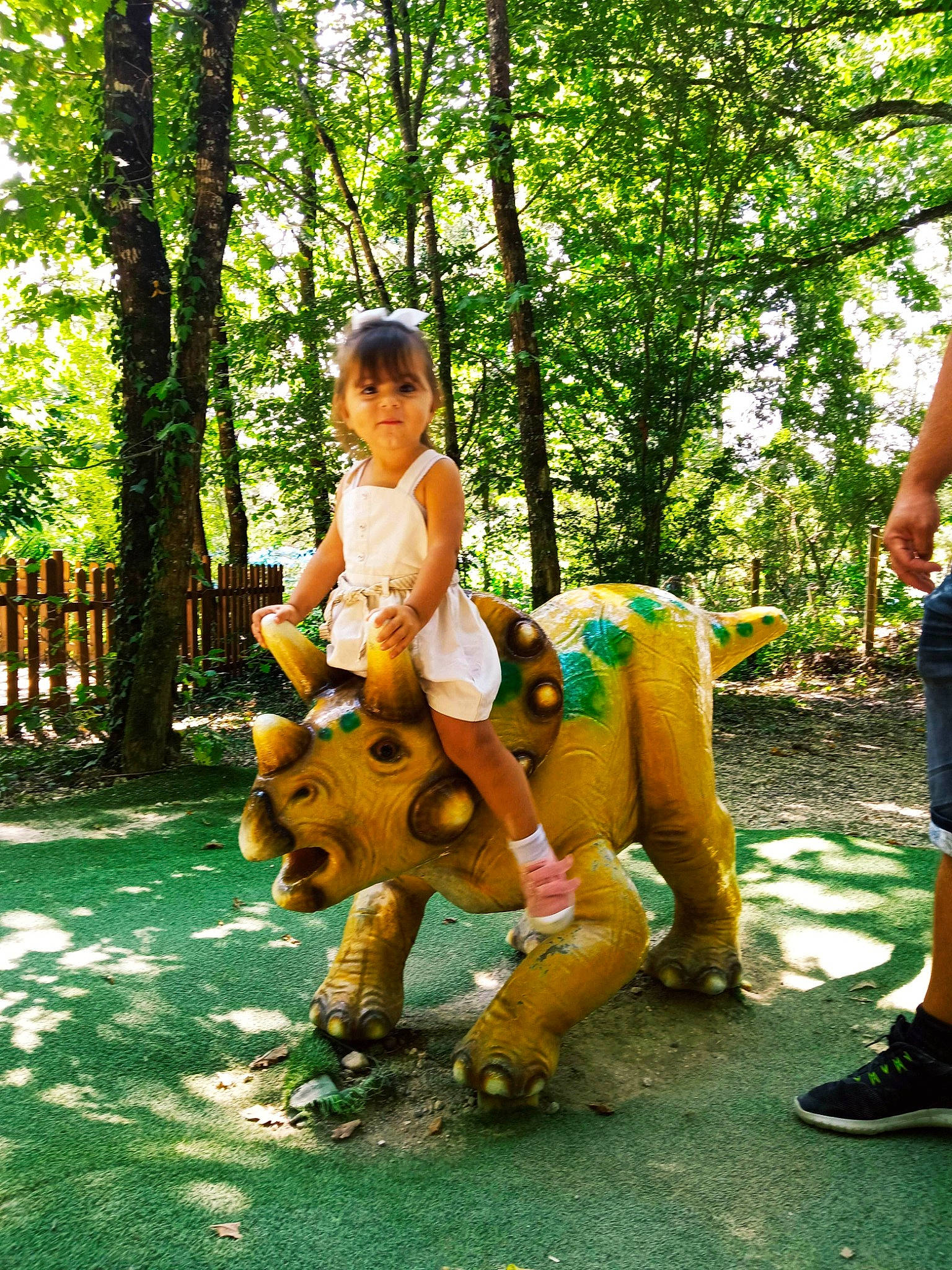 Cécilia participe au concours pour gagner de l'argent avec cette photo : boot, fawn, footwear, fun, grass, happy, human_leg, leg, leisure, people_in_nature, person, plant, recreation, sandal, shoe, shorts, sitting, sneakers, toy, tree