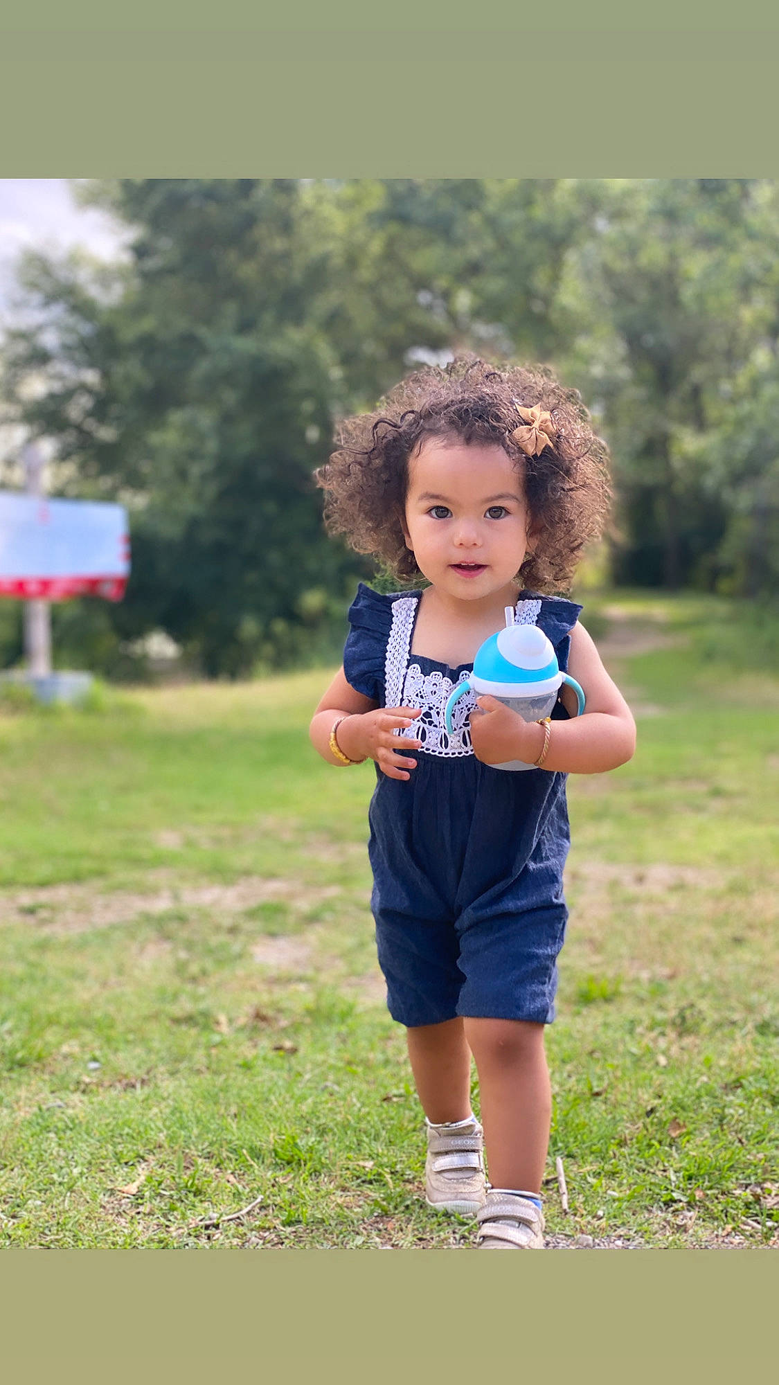 Kiara participe au concours pour gagner de l'argent avec cette photo : blond, electric_blue, face, flash_photography, fruit, fun, grass, grassland, hair, hairstyle, happy, leisure, meadow, people_in_nature, person, plant, recreation, shoulder, t_shirt, toddler