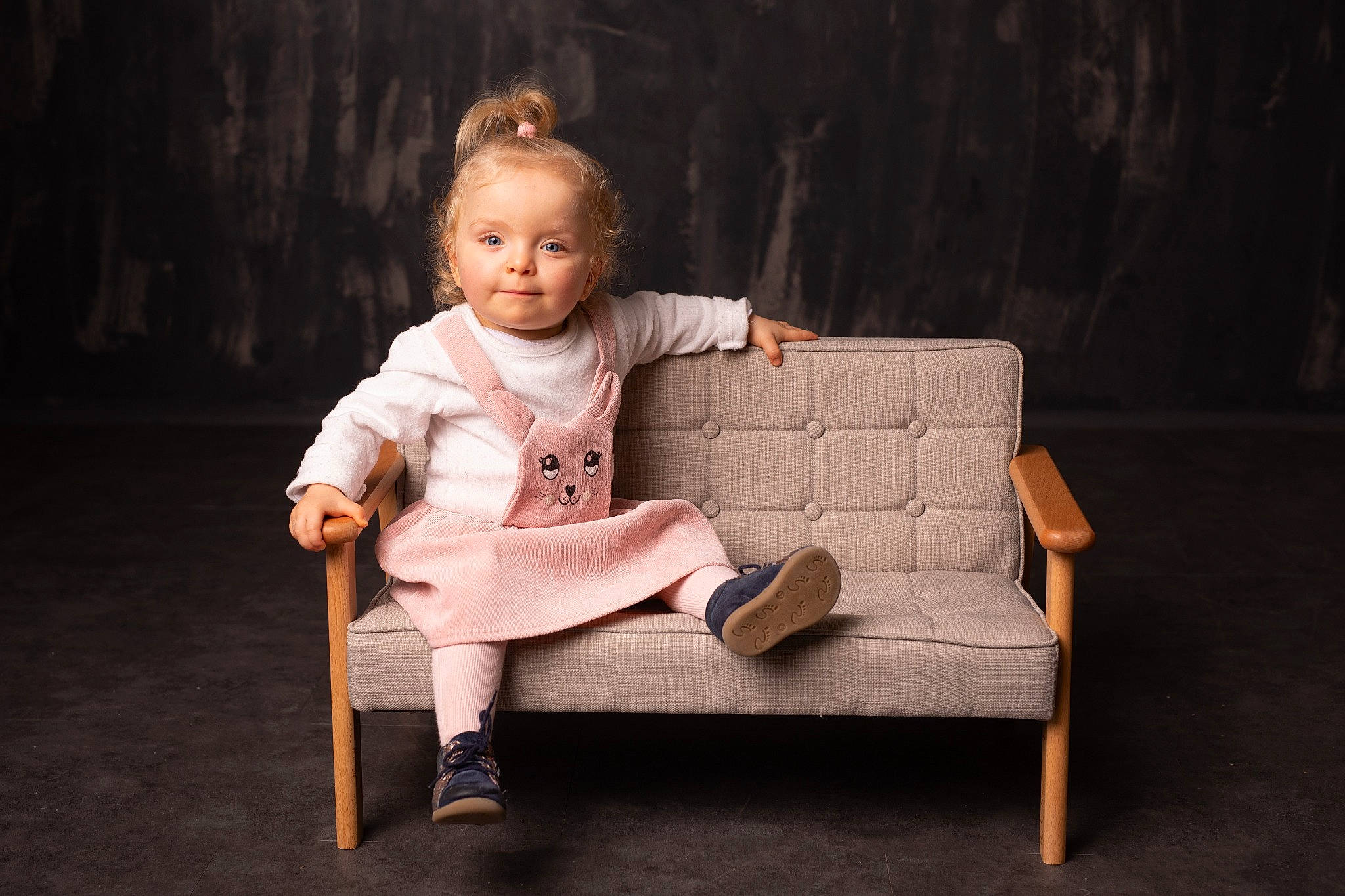 Anna a rejoint le concours — aidez-le/la à gagner de superbes lots ! baby, baby_toddler_clothing, bench, child, comfort, couch, darkness, entertainment, event, flash_photography, fun, happy, human_leg, knee, leisure, person, portrait_photography, sitting, smile, toddler