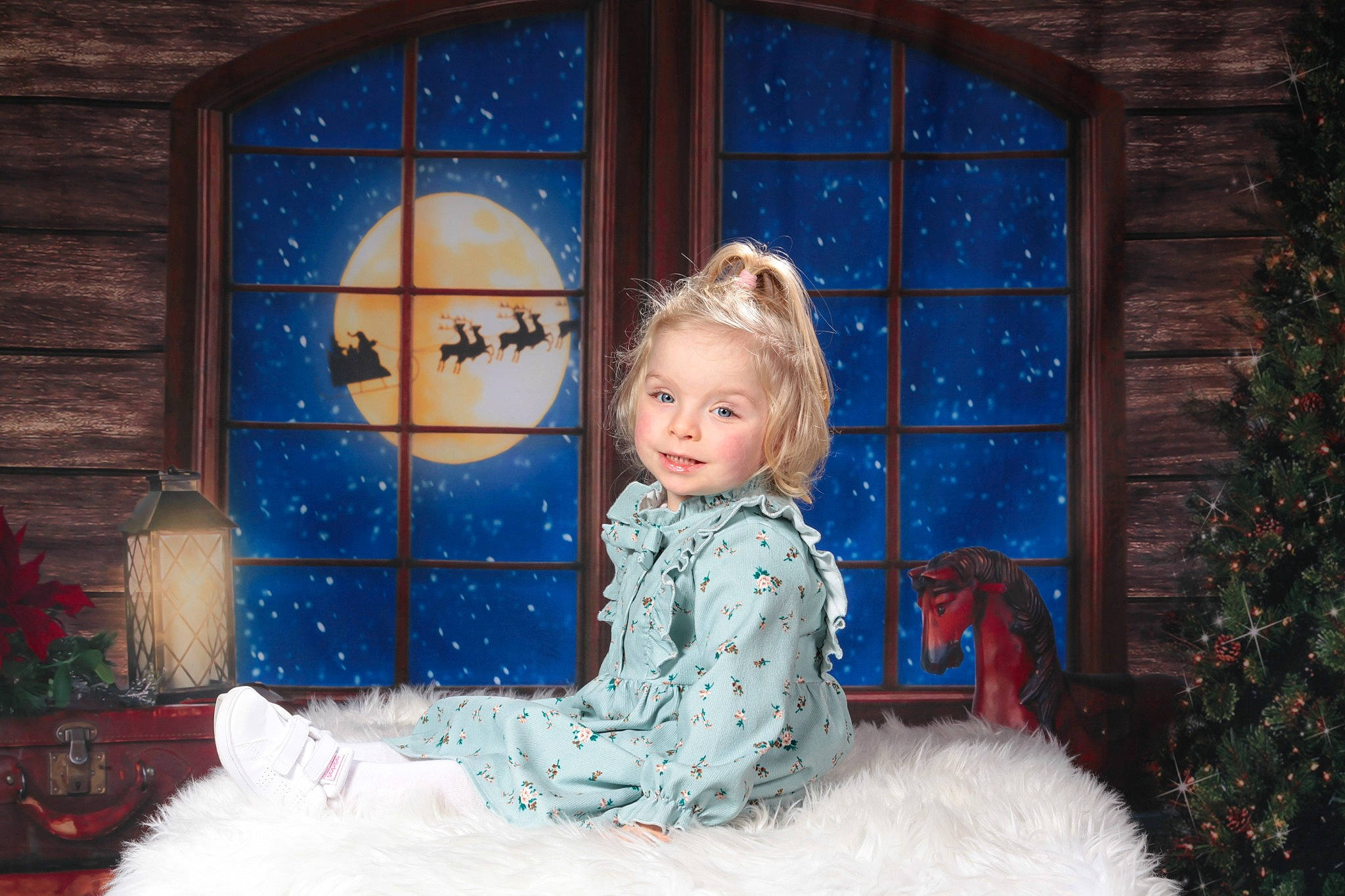 Anna participe au concours pour gagner de l'argent avec cette photo : christmas, christmas_decoration, christmas_eve, christmas_ornament, christmas_tree, electric_blue, event, freezing, fun, happy, holiday, light, lighting, ornament, person, plant, sitting, toddler, tree, window