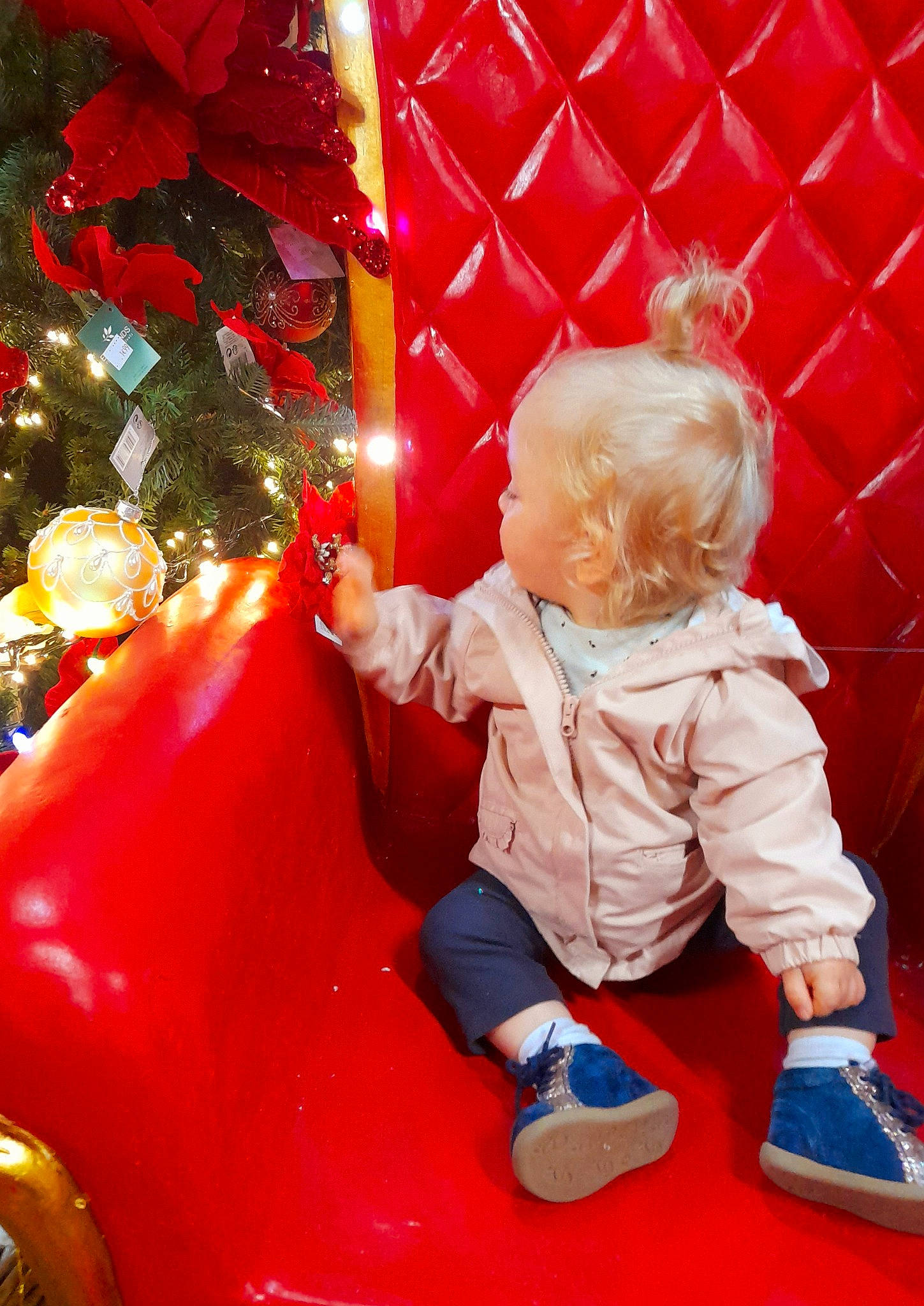 Anna a rejoint le concours — aidez-le/la à gagner de superbes lots ! baby, baby_toddler_clothing, child, christmas, christmas_decoration, christmas_eve, christmas_ornament, christmas_tree, event, fun, happy, holiday, holiday_ornament, lap, ornament, person, play, sitting, snapshot, standing