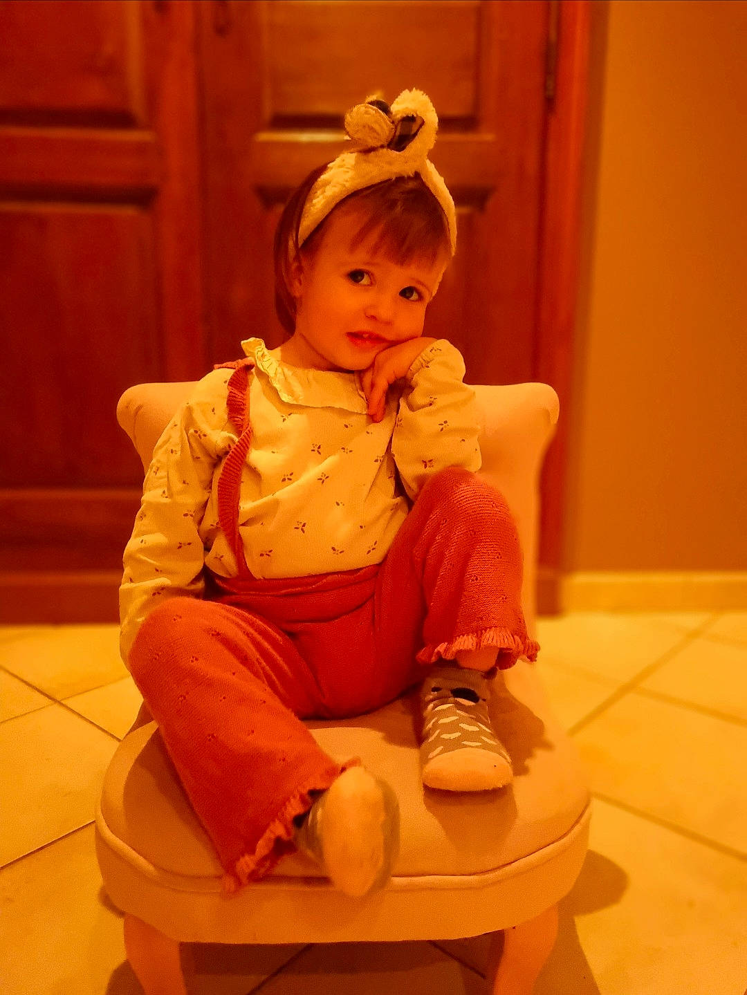 Gabrielle participe au concours pour gagner de l'argent avec cette photo : baby, baby_toddler_clothing, carmine, cheek, child, comfort, door, flooring, foot, hat, human_leg, knee, lap, peach, person, sitting, smile, sock, thigh, toddler