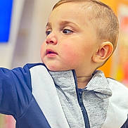 Djibrïl a rejoint le concours — aidez-le/la à gagner de superbes lots ! toddler, child, portrait, face, clothing, zipper, jacket, curious, indoor, close_up, young_child, soft_light, blurry_background, casual_wear, head, person, skin, expression, short_hair, cute