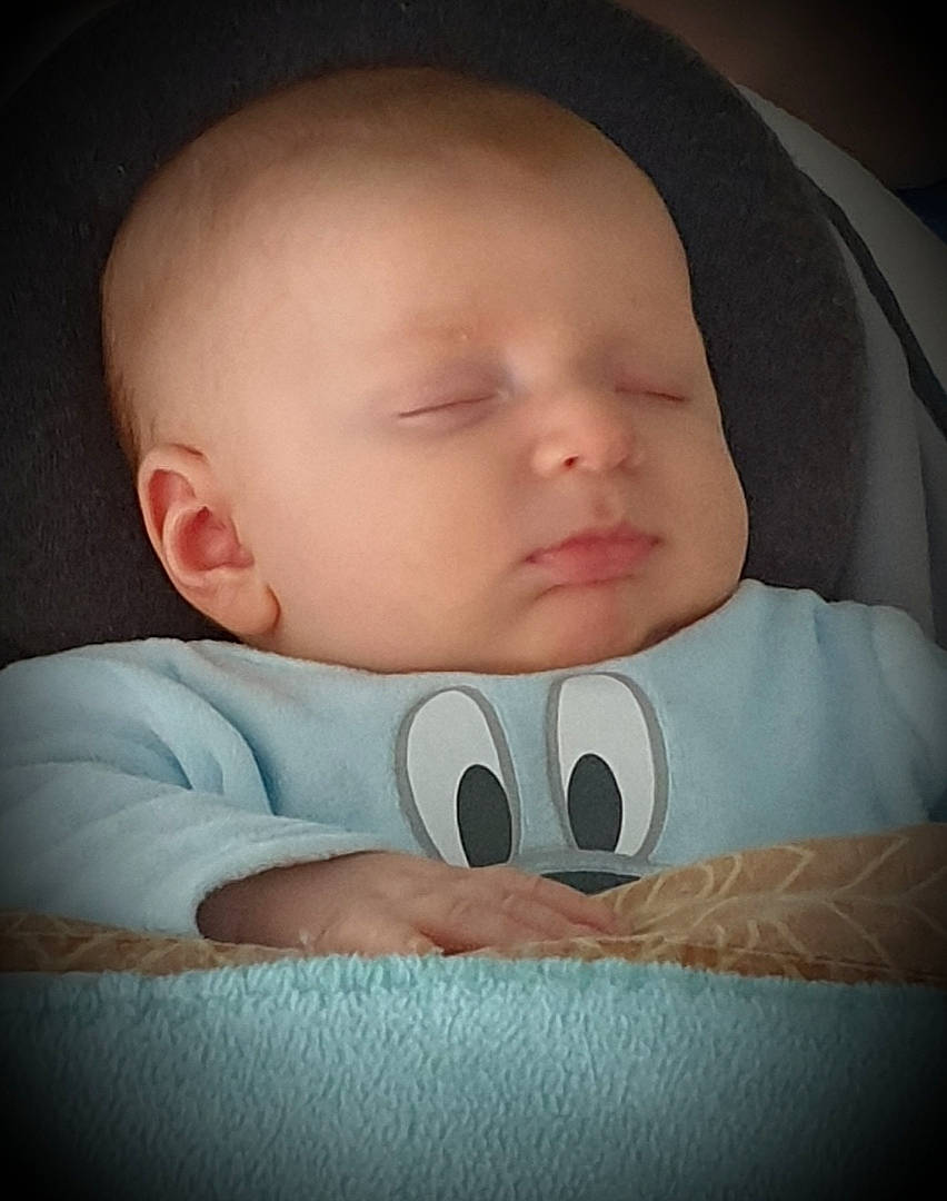 Eden participe au concours pour gagner de l'argent avec cette photo : arm, baby_sleeping, baby_toddler_clothing, cheek, comfort, eye, eyebrow, eyelash, gesture, hair, hand, human_body, leg, mouth, neck, nose, organ, person, skin, sleeve