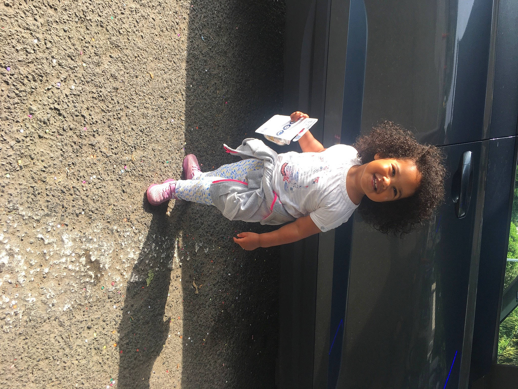 Eléa a rejoint le concours — aidez-le/la à gagner de superbes lots ! adventure, asphalt, child, concrete, elbow, fun, happy, human_leg, joy, leisure, person, recreation, road, road_surface, shadow, sidewalk, sitting, soil, t_shirt, toddler