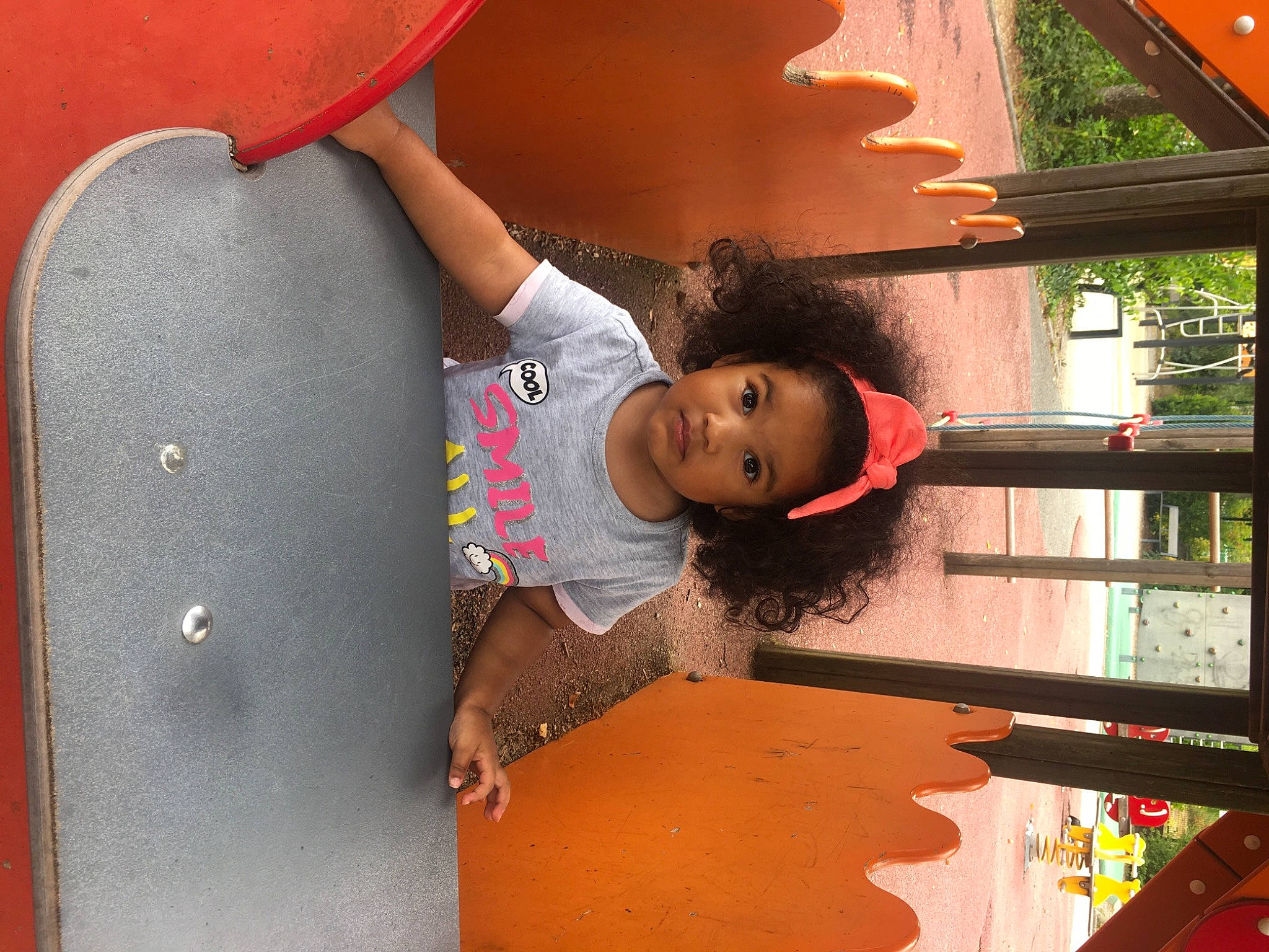 Eléa participe au concours pour gagner de l'argent avec cette photo : child, fun, happy, leisure, magenta, outdoor_play_equipment, person, plant, play, recreation, red, room, t_shirt, tints_and_shades, toddler, wood, world