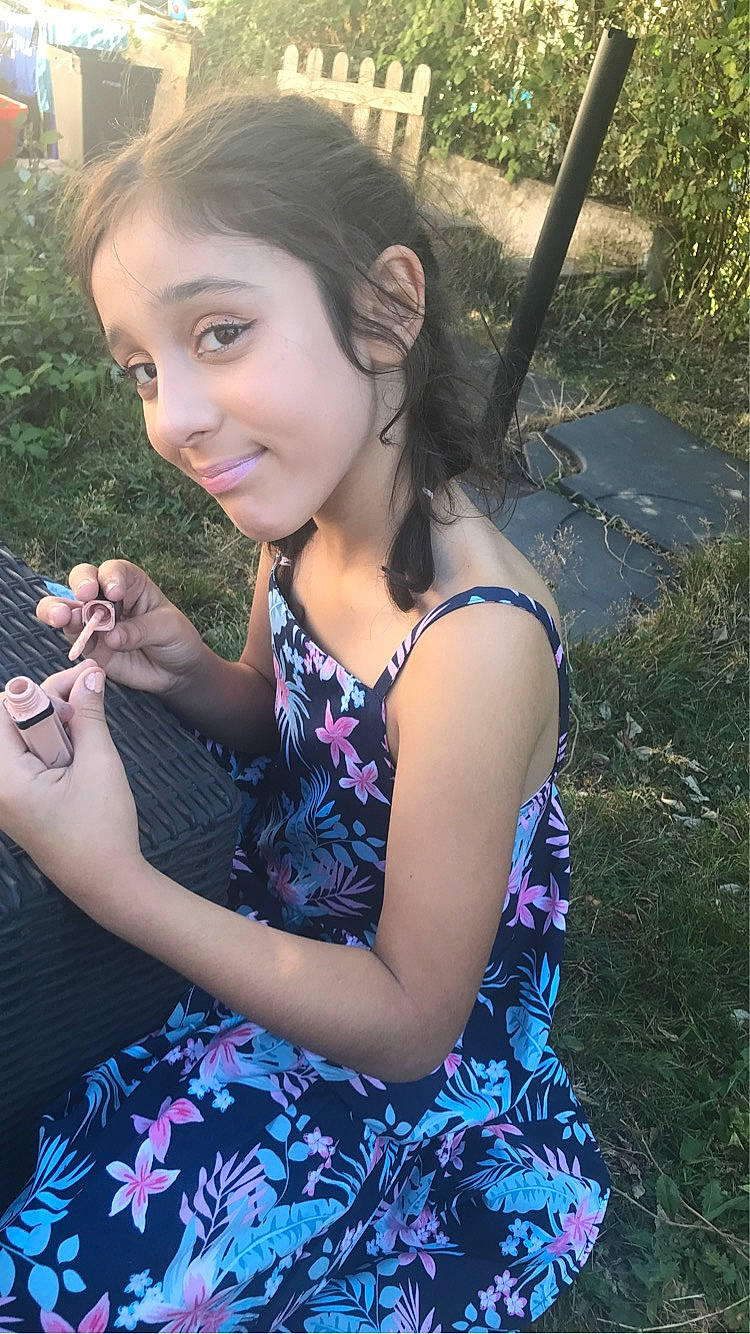 Mellina a rejoint le concours — aidez-le/la à gagner de superbes lots ! black_hair, cool, dress, eye, face, flash_photography, grass, hand, happy, head, jewellery, joy, leaf, lip, long_hair, neck, people_in_nature, person, plant, shoulder