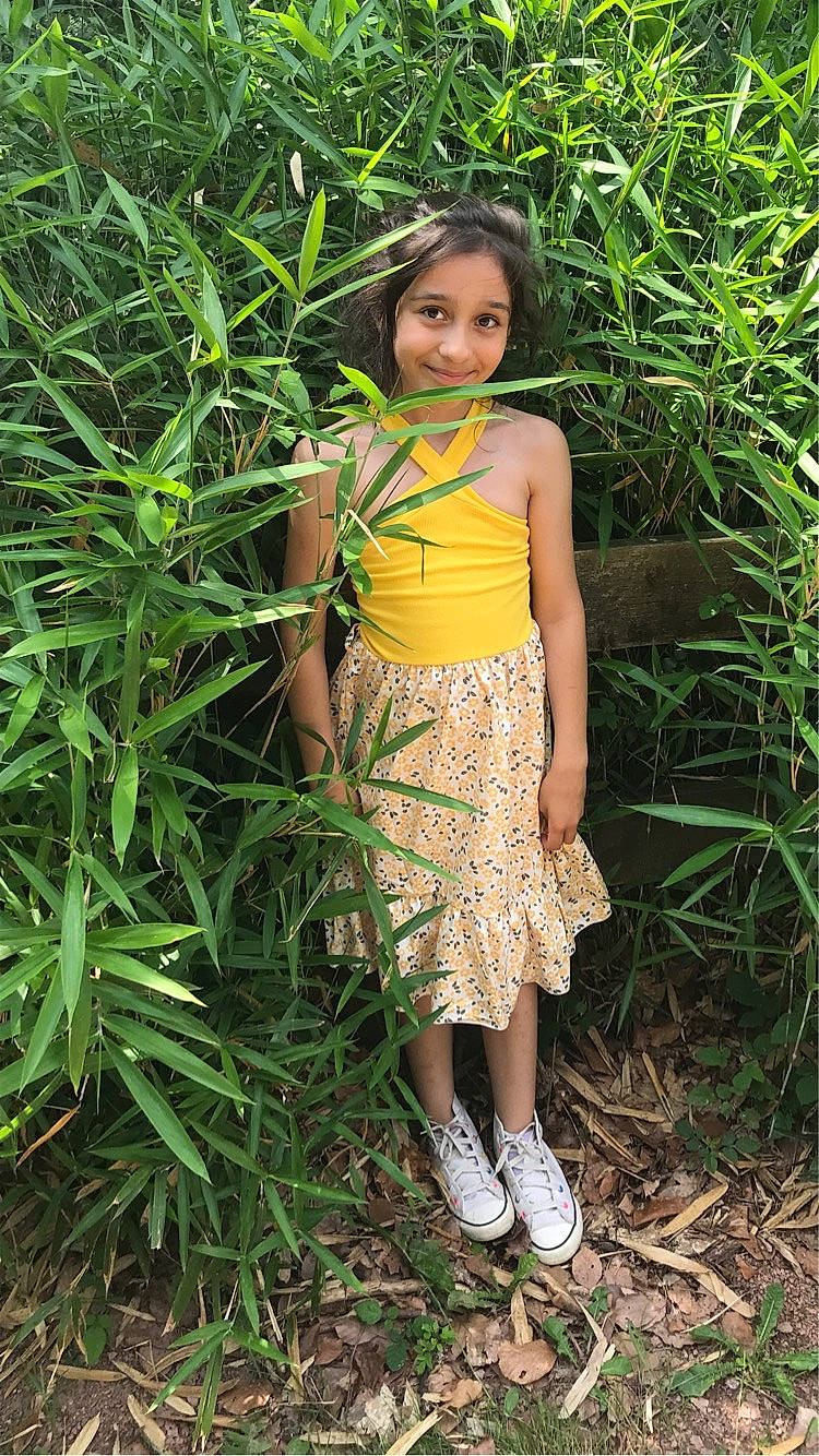 Mellina a rejoint le concours — aidez-le/la à gagner de superbes lots ! brown_hair, child, day_dress, grass, grass_family, happy, human_leg, joy, jungle, long_hair, pattern, people_in_nature, person, plant, sandal, shrub, smile, soil, terrestrial_plant, thigh