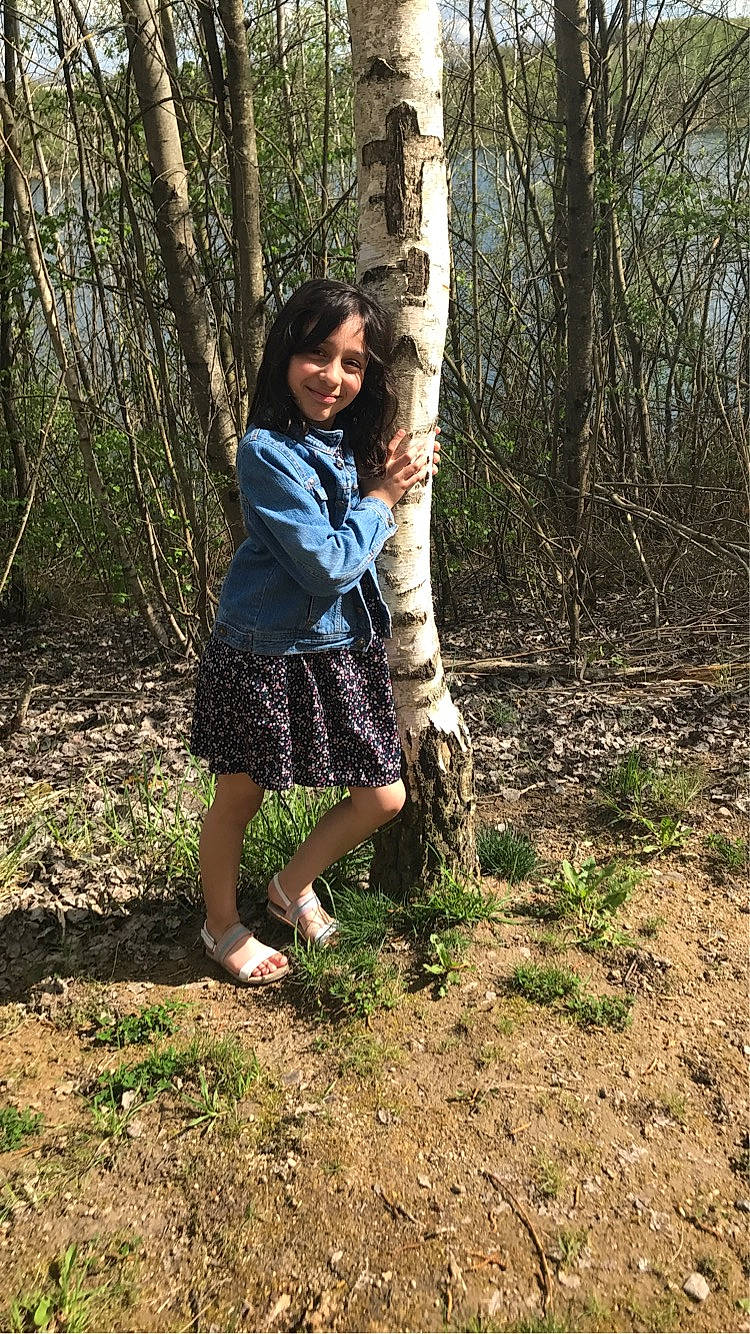 Mellina participe au concours pour gagner de l'argent avec cette photo : brown_hair, fawn, forest, grass, human_leg, joy, knee, leisure, long_hair, people_in_nature, person, plant, sandal, shoe, soil, terrestrial_plant, thigh, tree, trunk, wood