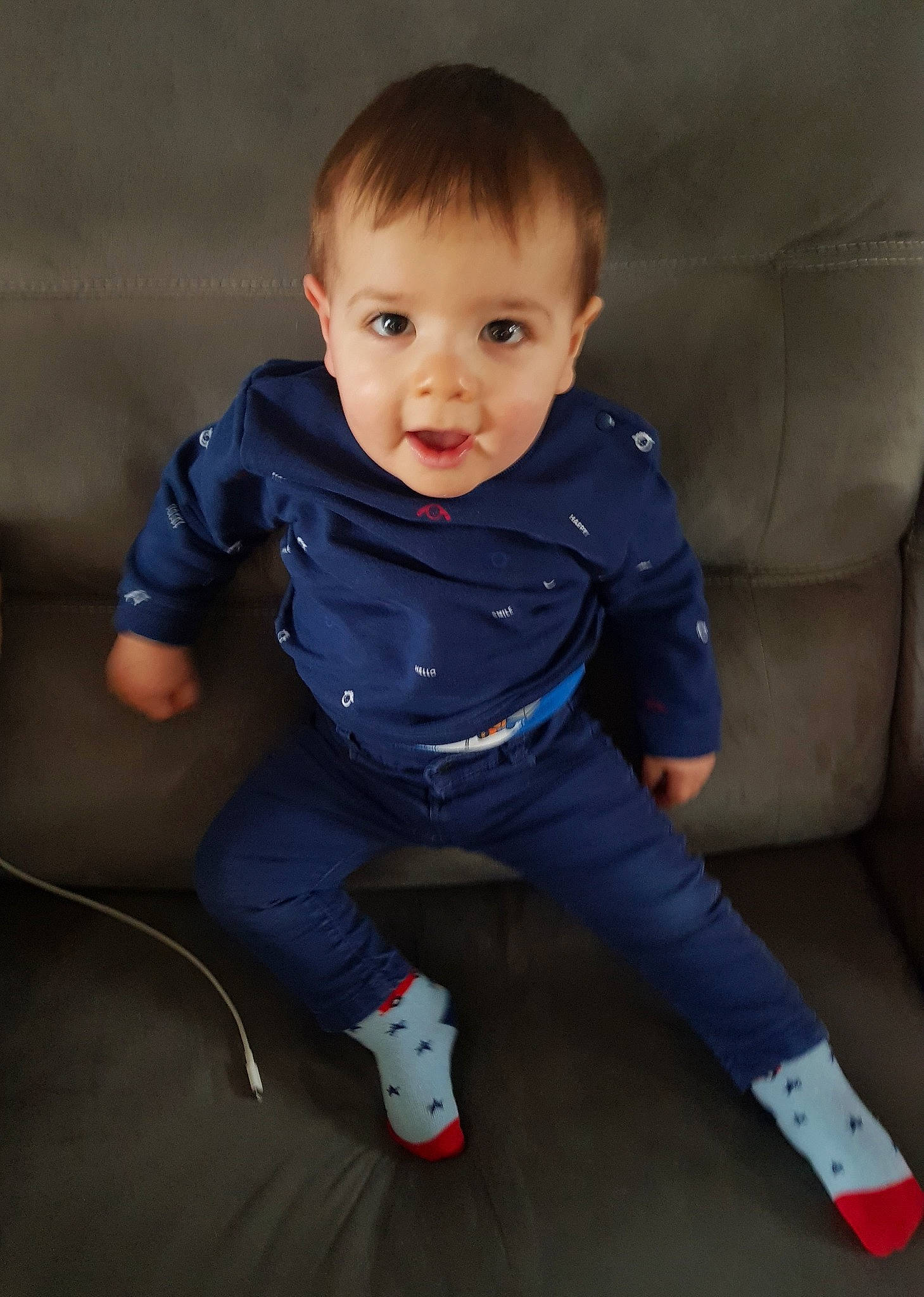 Anthony a rejoint le concours — aidez-le/la à gagner de superbes lots ! baby, baby_toddler_clothing, cheek, child, comfort, elbow, electric_blue, flash_photography, flooring, fun, happy, human_body, human_leg, knee, person, sitting, skin, sleeve, sock, t_shirt