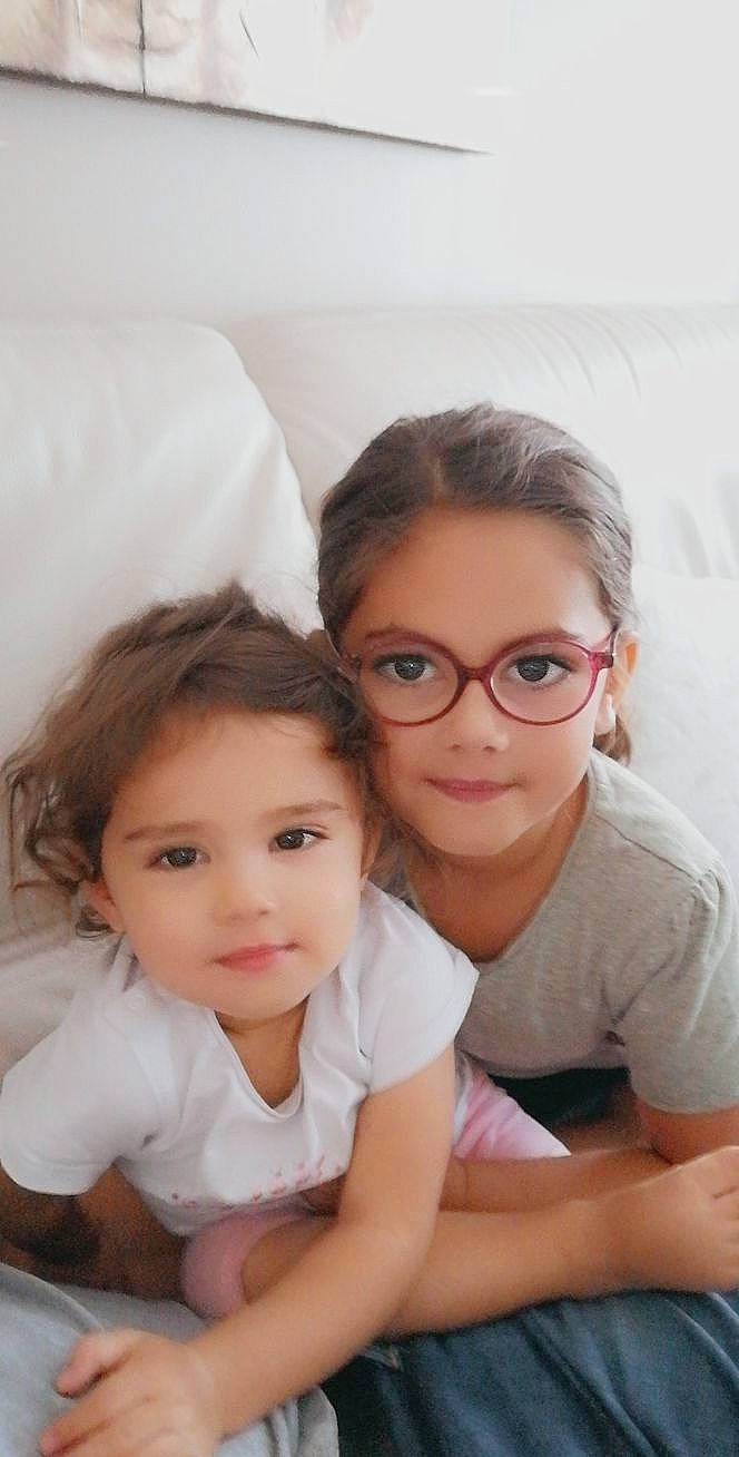 Sana participe au concours pour gagner de l'argent avec cette photo : baby, child, fun, glasses, happy, people, person, room, sibling, sitting, skin, smile, toddler