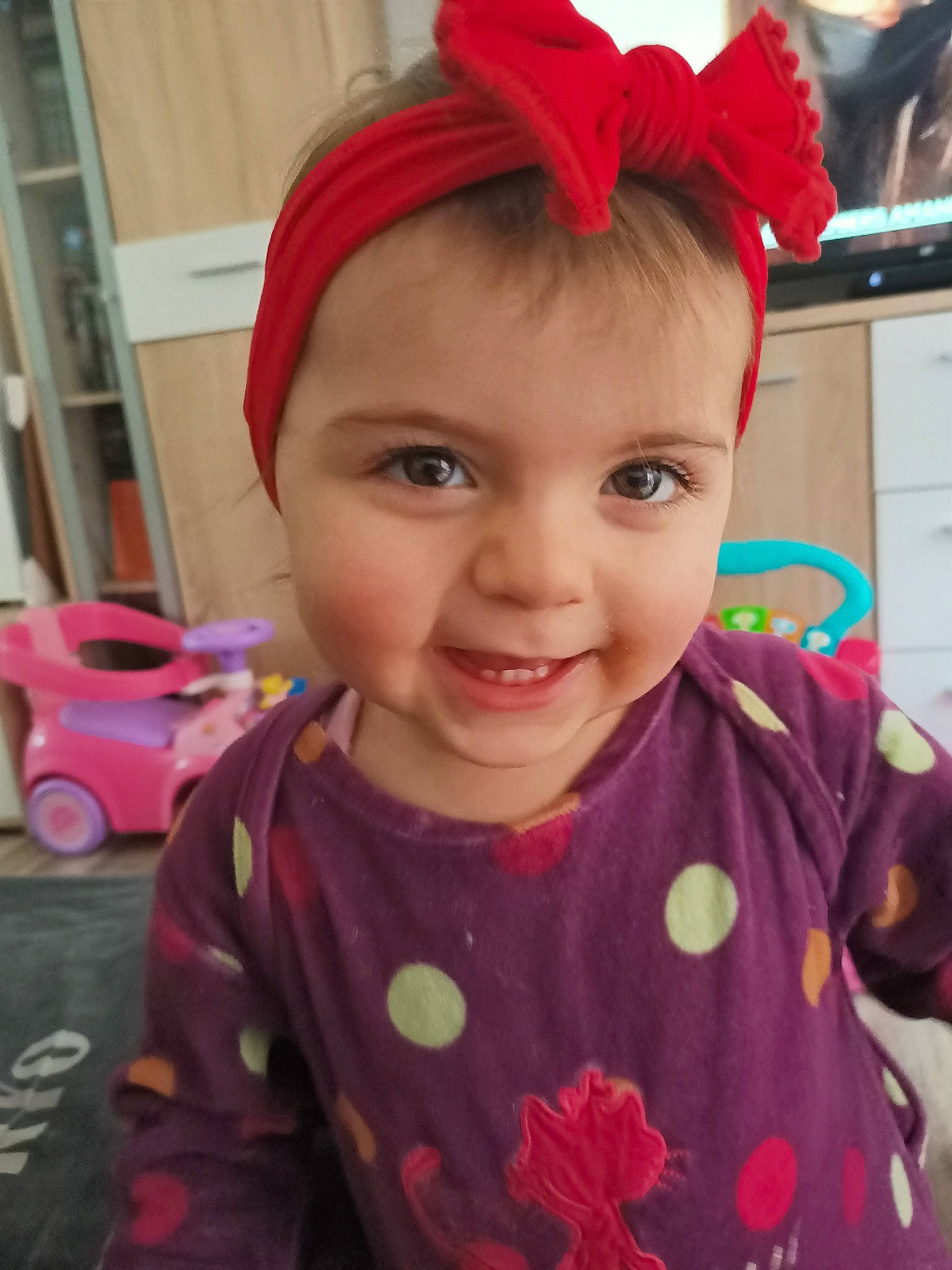 Lyne a rejoint le concours — aidez-le/la à gagner de superbes lots ! baby_toddler_clothing, cabinetry, cool, eye, facial_expression, fun, hairstyle, happy, headwear, joy, lip, magenta, neck, nose, person, pink, skin, sleeve, smile, textile